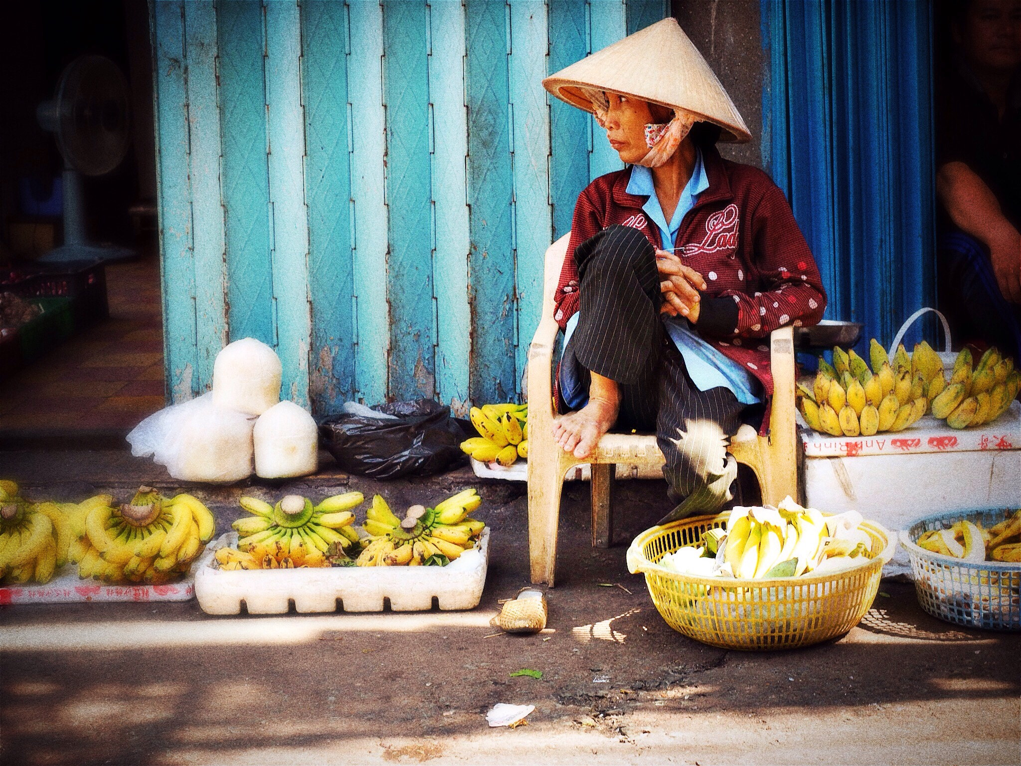 Hipstamatic 305 sample photo. Street seller in saigon photography