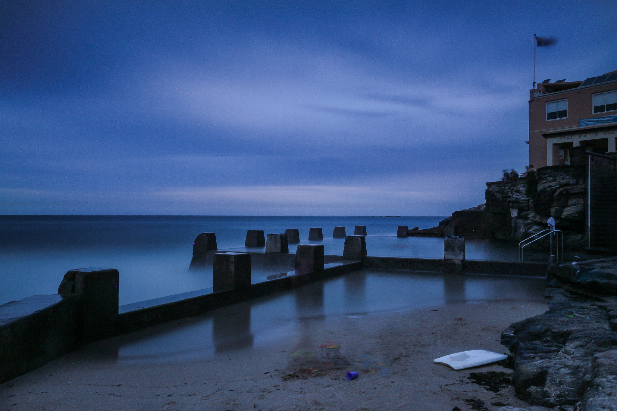 Canon EOS 700D (EOS Rebel T5i / EOS Kiss X7i) + Canon EF 16-35mm F4L IS USM sample photo. Coogee beach ocean pool after sunset photography
