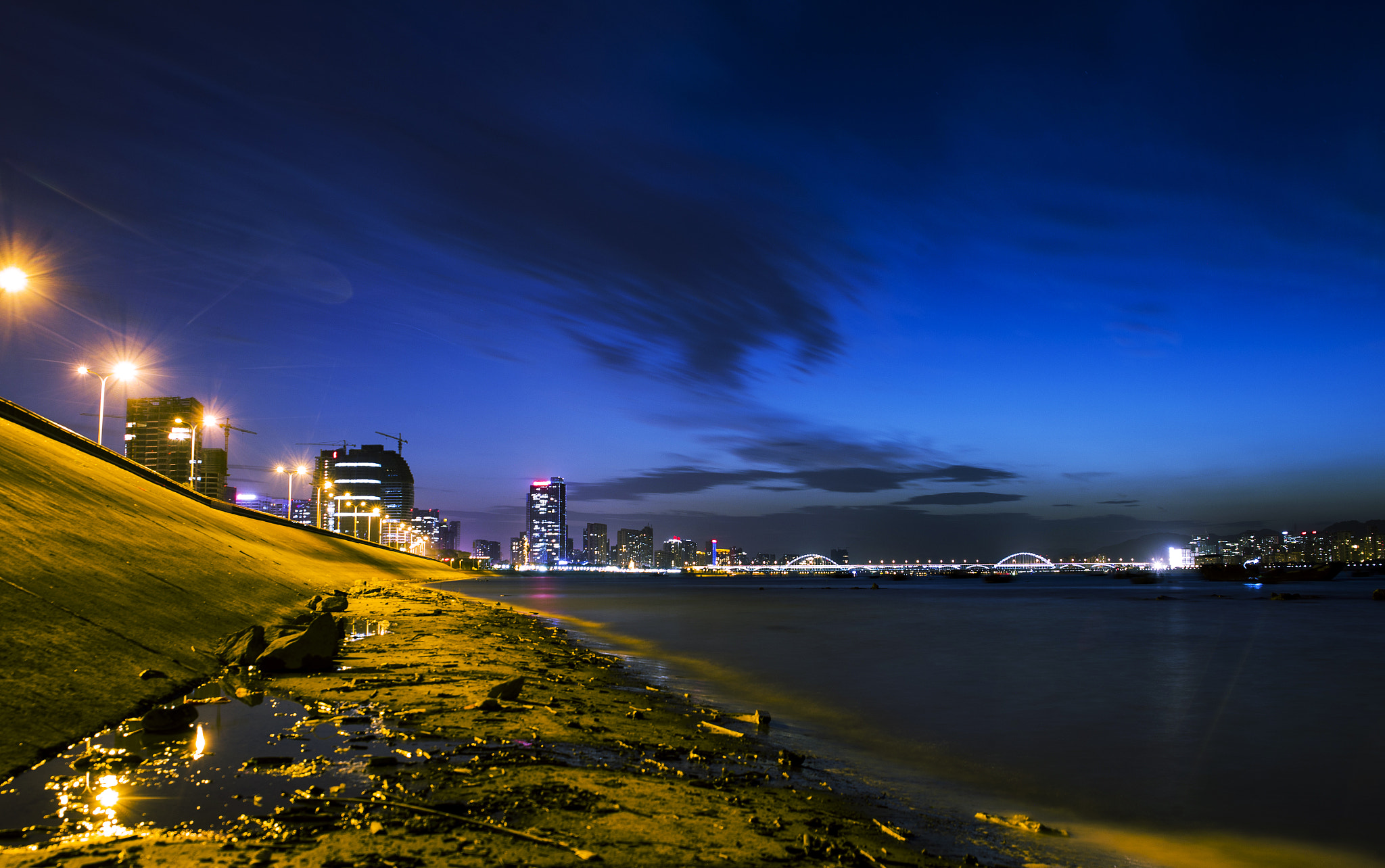 Canon EOS-1D Mark IV sample photo. Yellow and blue photography