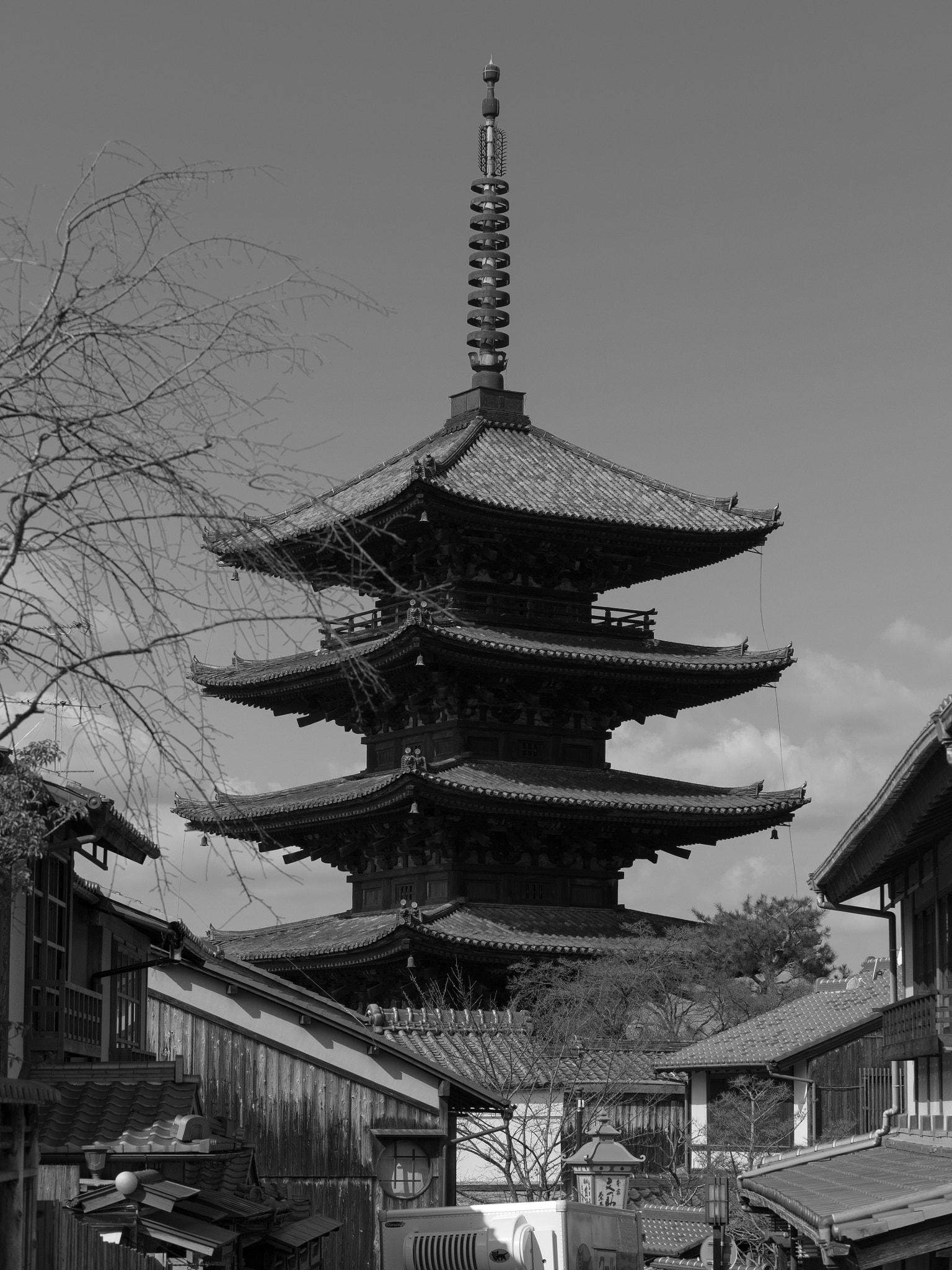 Panasonic Lumix G 42.5mm F1.7 ASPH Power OIS sample photo. Yasaka pagoda photography