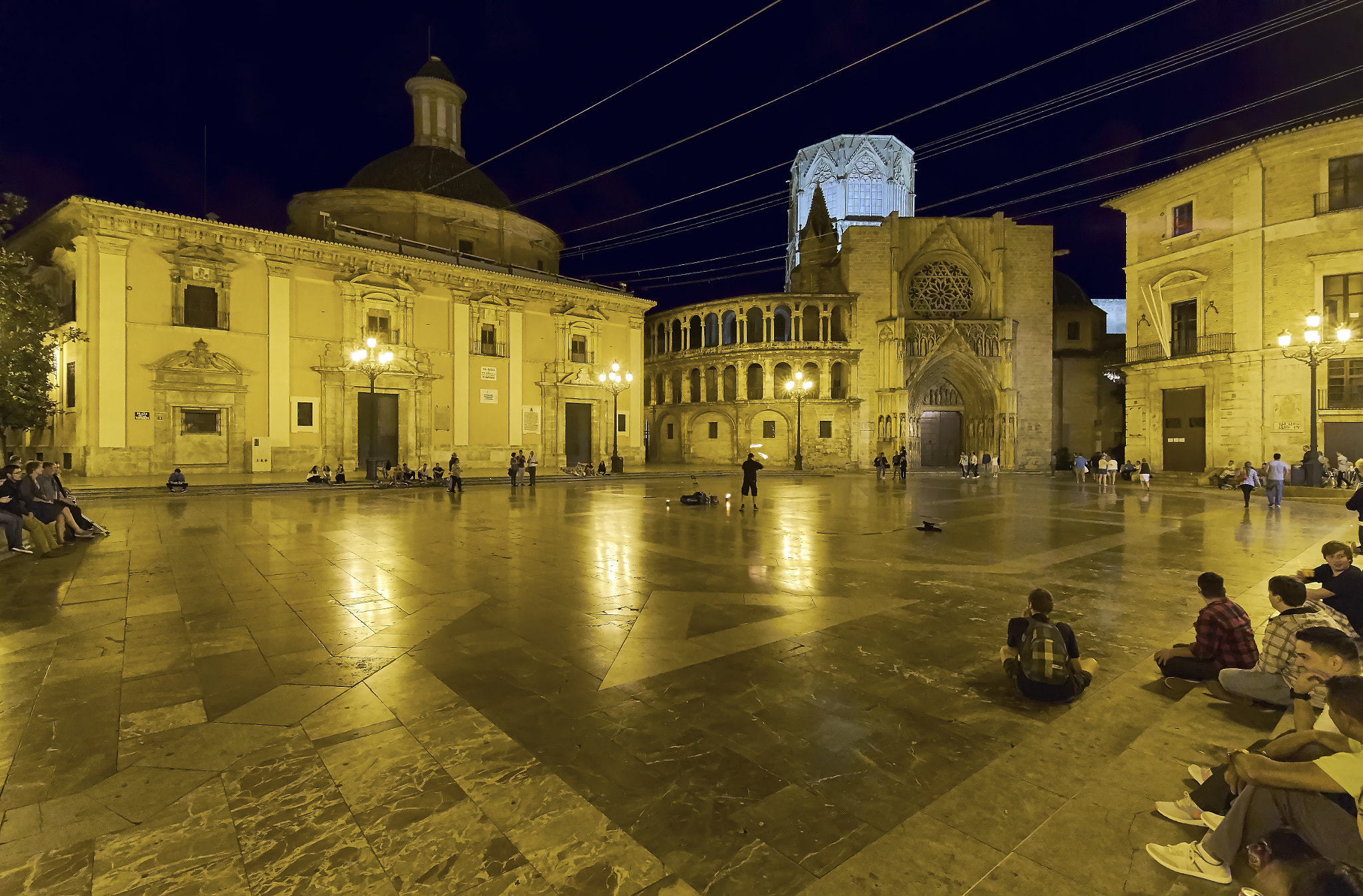 Fujifilm X-T1 + Tokina AT-X Pro 11-16mm F2.8 DX II sample photo. Plaça de la mare de déu - valencia photography