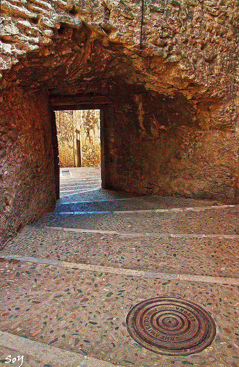 Canon EOS 450D (EOS Rebel XSi / EOS Kiss X2) + Sigma 18-50mm f/2.8 Macro sample photo. La calle de girona photography