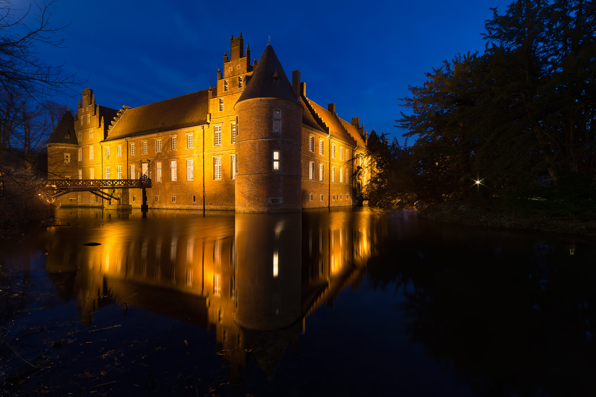 Canon EF 14mm F2.8L II USM sample photo. Moated castle photography