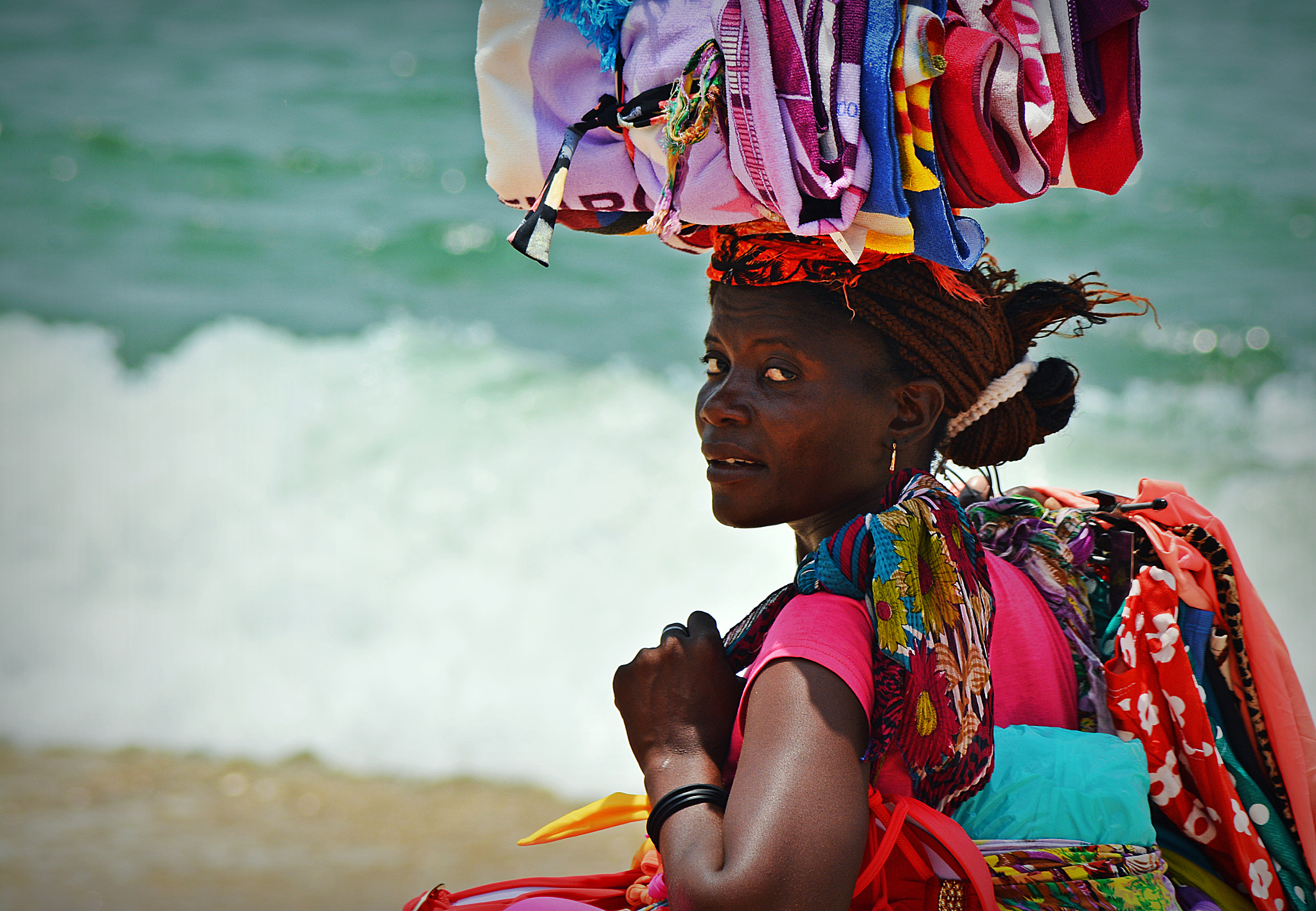 Nikon AF Nikkor 70-300mm F4-5.6G sample photo. Vendedoras ambulantes das praias de luanda, angola photography