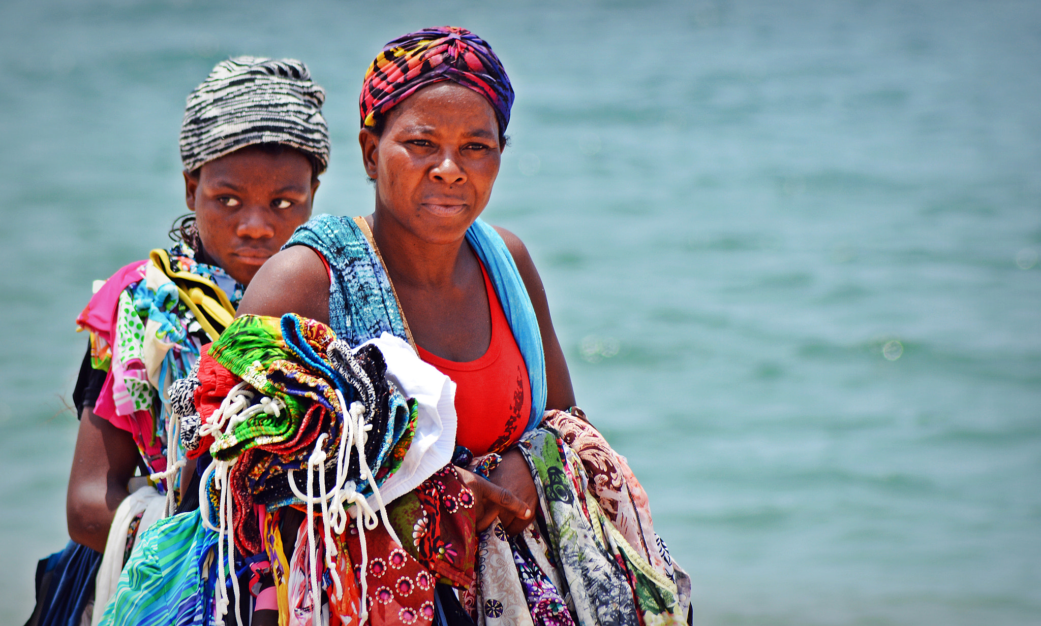 Nikon AF Nikkor 70-300mm F4-5.6G sample photo. Vendedoras ambulantes das praias de luanda, angola photography