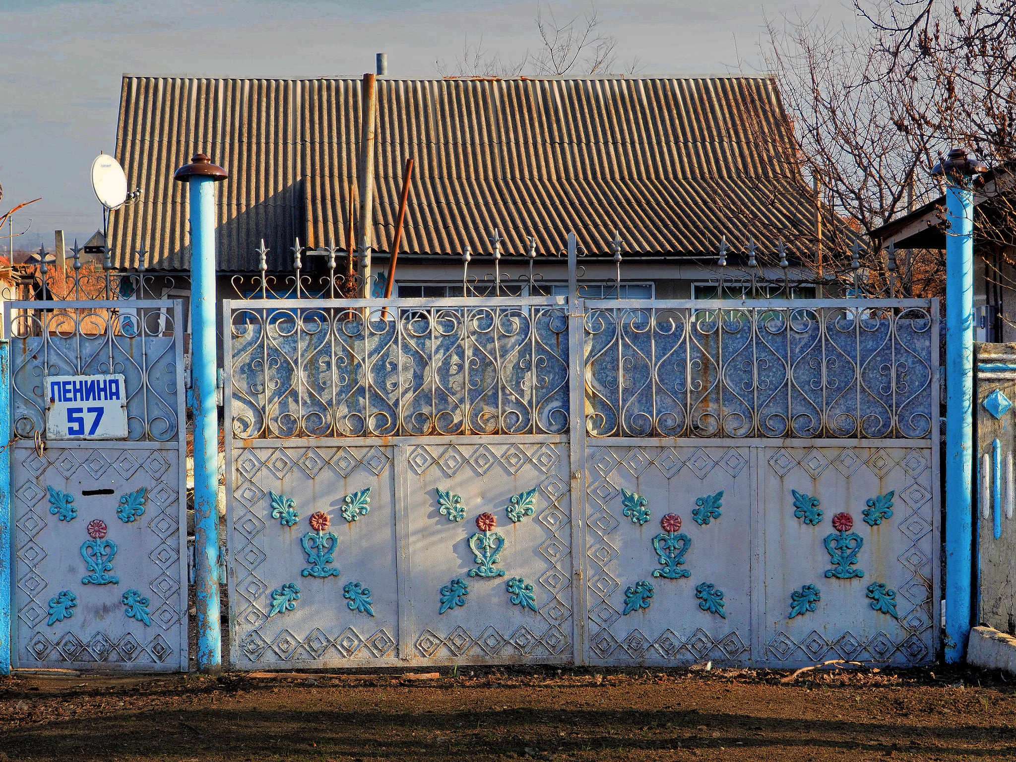 Olympus OM-D E-M10 sample photo. Lenin street 57, parcani, transnistria photography