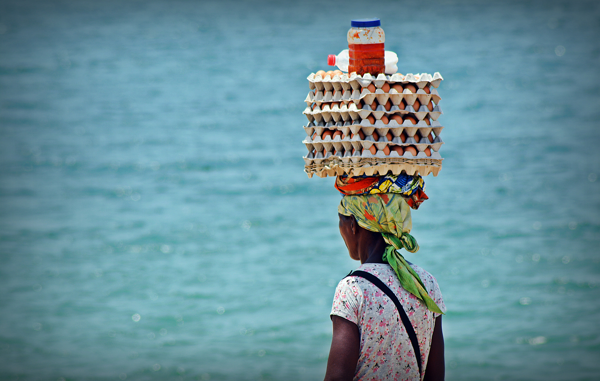 Nikon AF Nikkor 70-300mm F4-5.6G sample photo. Vendedoras ambulantes das praias de luanda, angola photography