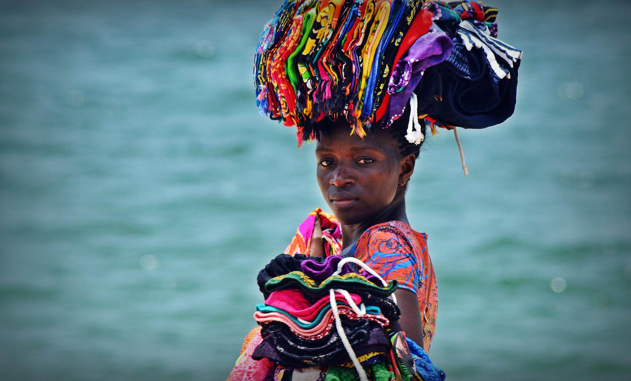 Nikon AF Nikkor 70-300mm F4-5.6G sample photo. Vendedoras ambulantes das praias de luanda, angola photography