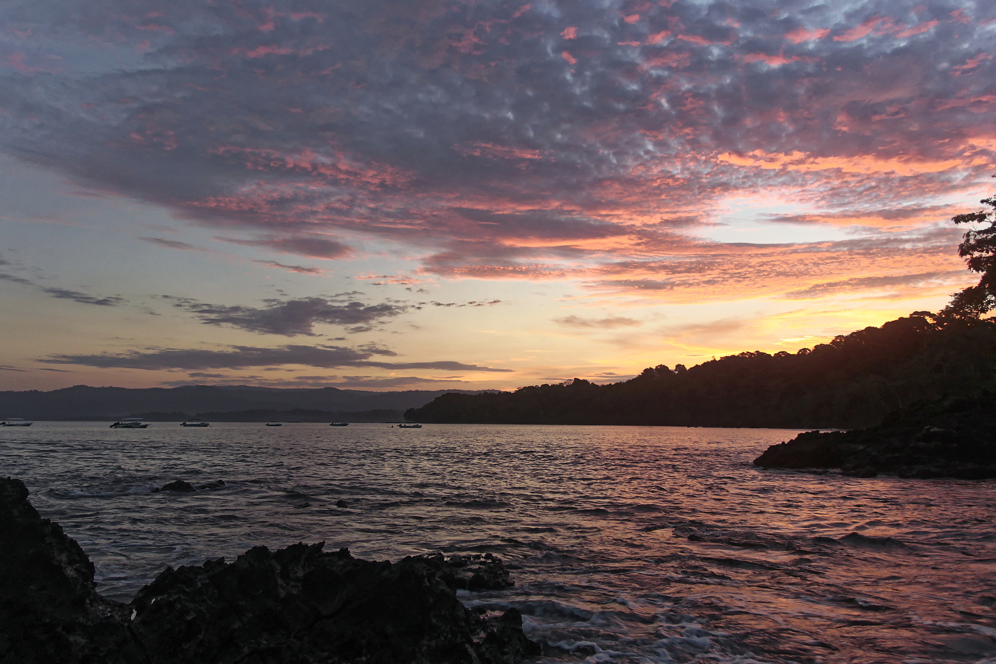 Canon EOS 500D (EOS Rebel T1i / EOS Kiss X3) + Canon EF 17-40mm F4L USM sample photo. Costa rican beach photography