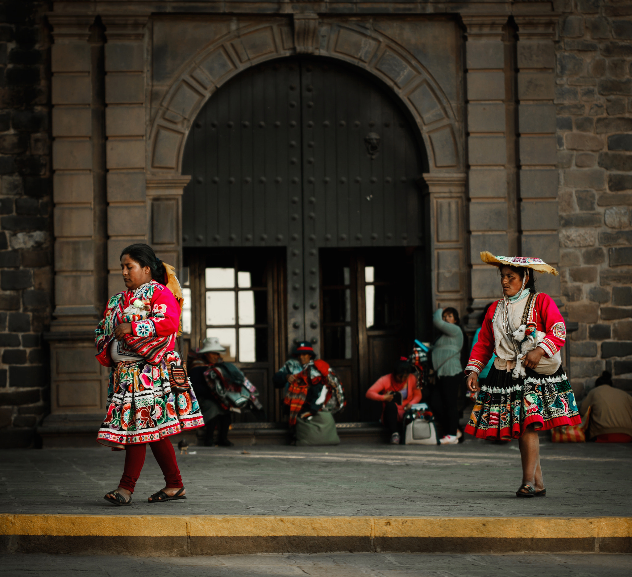 Canon EOS 5D + Canon EF 100mm F2.8 Macro USM sample photo. Street en cusco photography