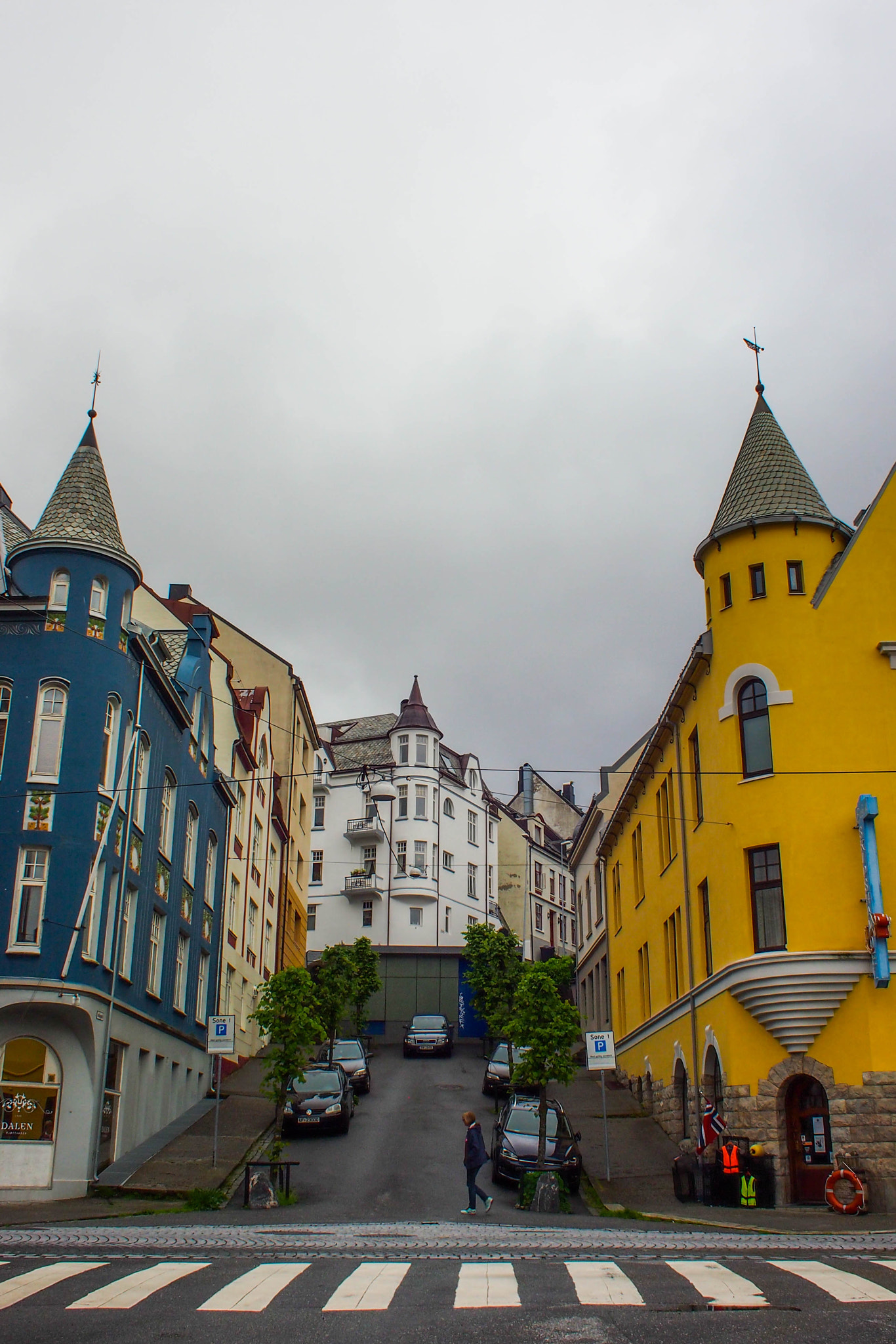 Olympus PEN E-P3 + Olympus M.Zuiko Digital 17mm F2.8 Pancake sample photo. Busy streets of Ålesund photography