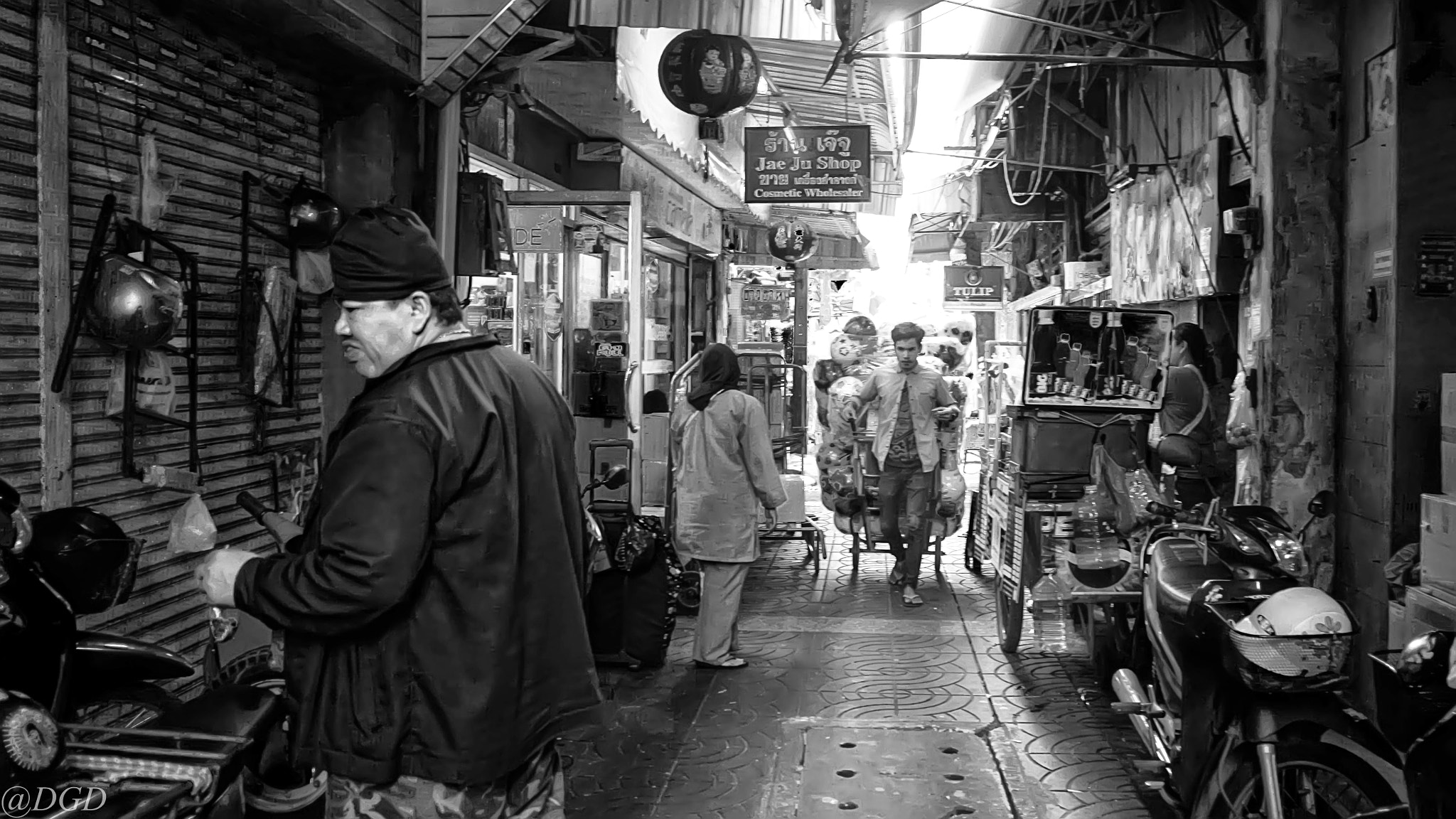 Sony a5100 + Sigma 19mm F2.8 EX DN sample photo. Chinatown bangkok photography