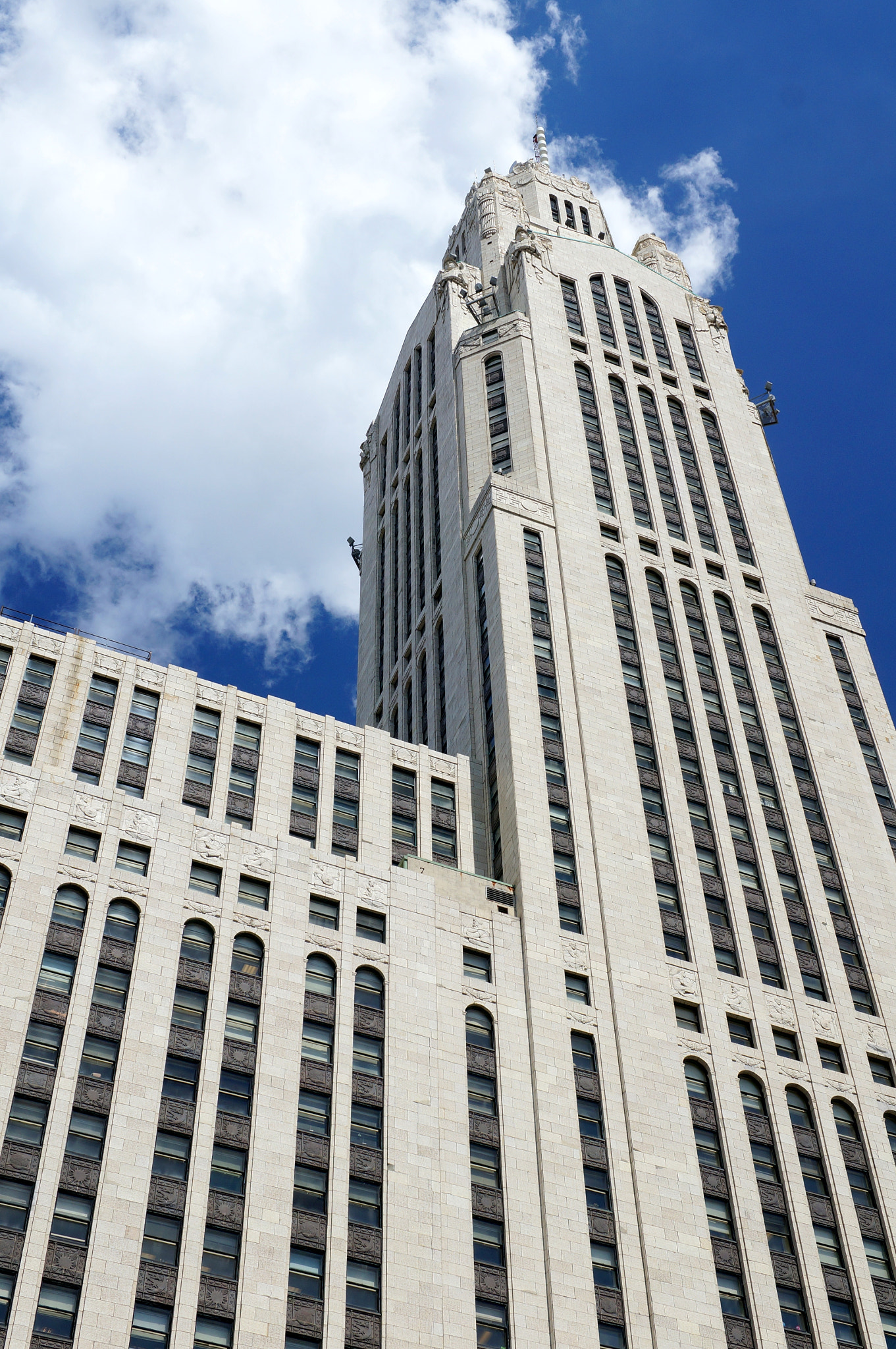 Sony Alpha NEX-6 + ZEISS Touit 32mm F1.8 sample photo. The grand art deco leveque tower. photography