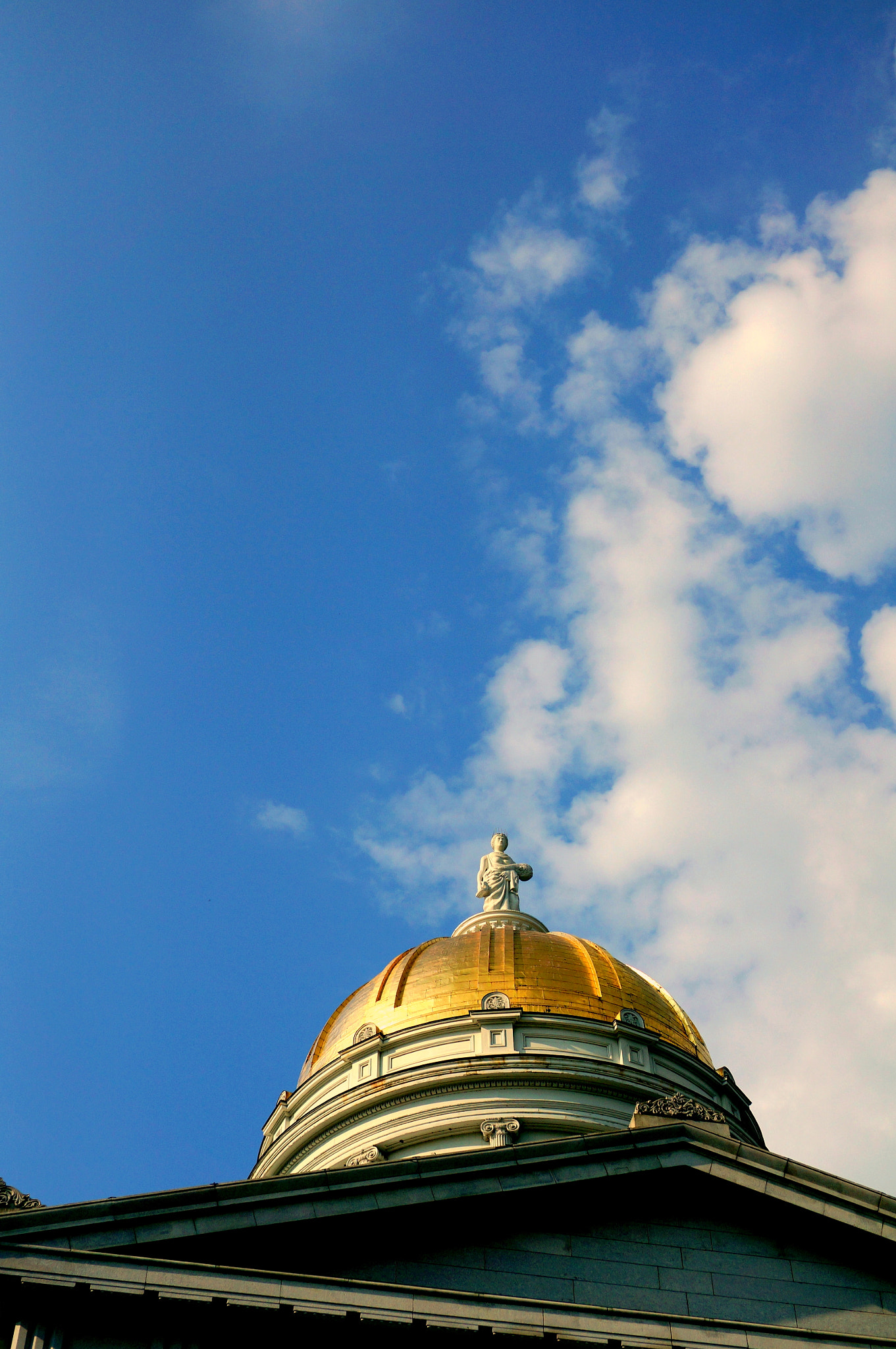 Sony Alpha NEX-6 + ZEISS Touit 32mm F1.8 sample photo. Ceres on the golden dome. photography