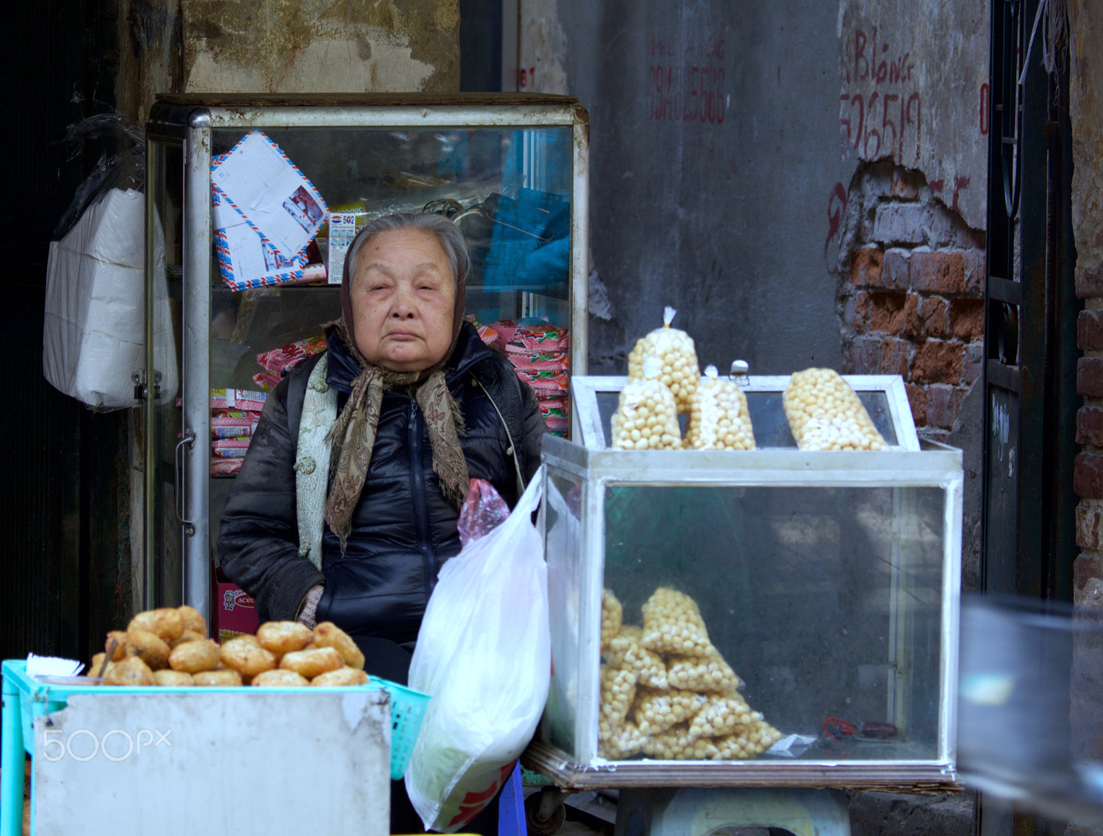 Canon EOS 5DS + Canon EF 70-200mm F4L IS USM sample photo. Vietnamese snack vendor photography