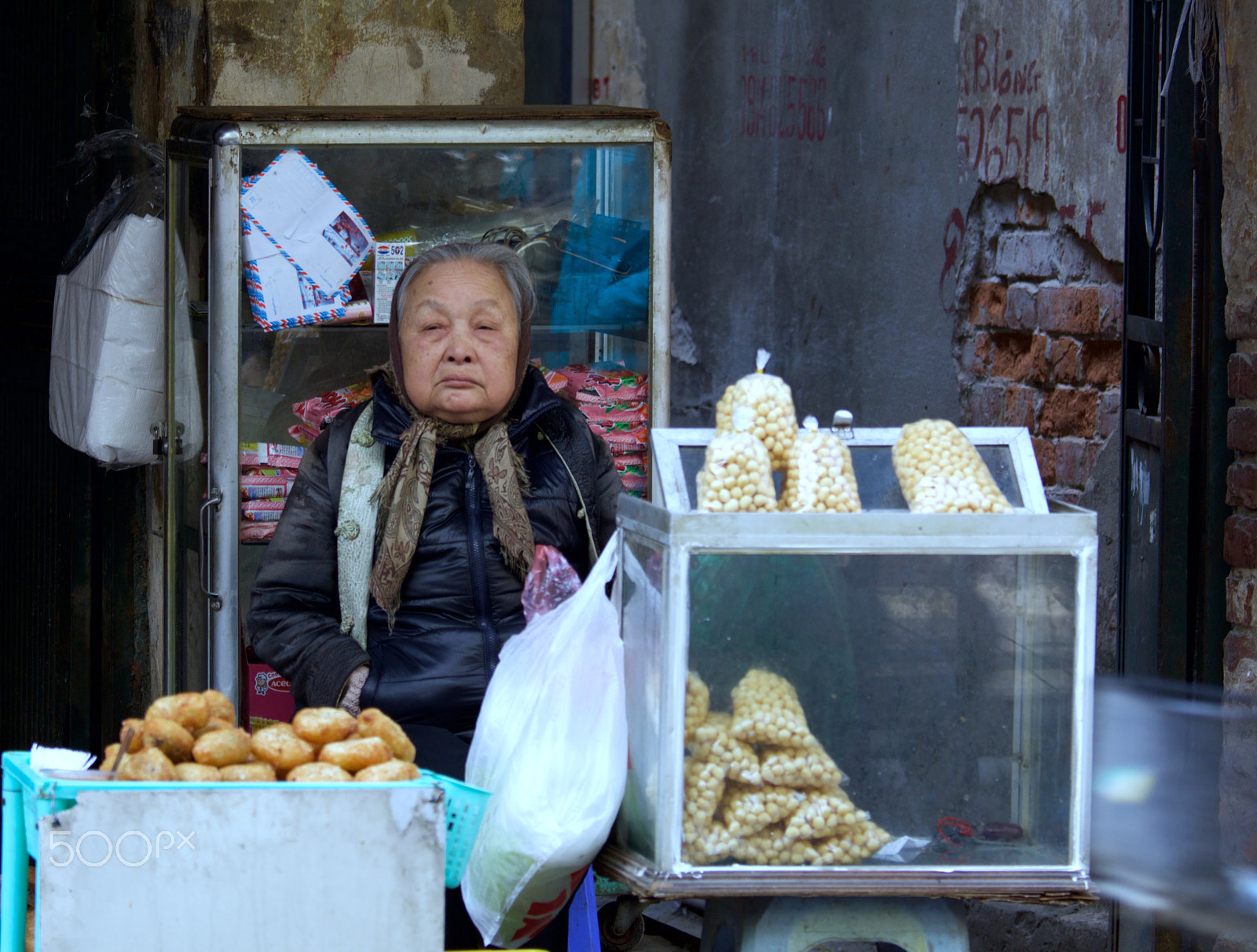 Canon EF 70-200mm F4L IS USM sample photo. Vietnamese snack vendor photography