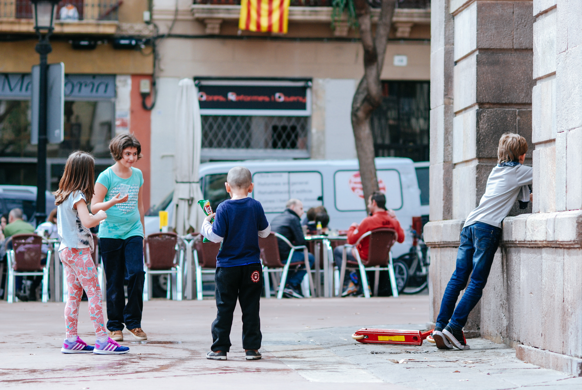 Nikon D80 + Nikon AF Nikkor 85mm F1.8D sample photo. Kids in spain photography