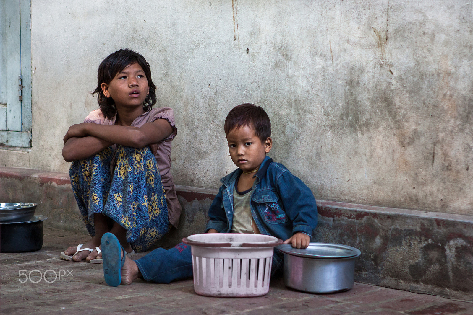 Canon EOS 450D (EOS Rebel XSi / EOS Kiss X2) + Canon EF 24-70mm F2.8L USM sample photo. Myanmar children begging in the monastery. 28.11.2011 mandalay photography