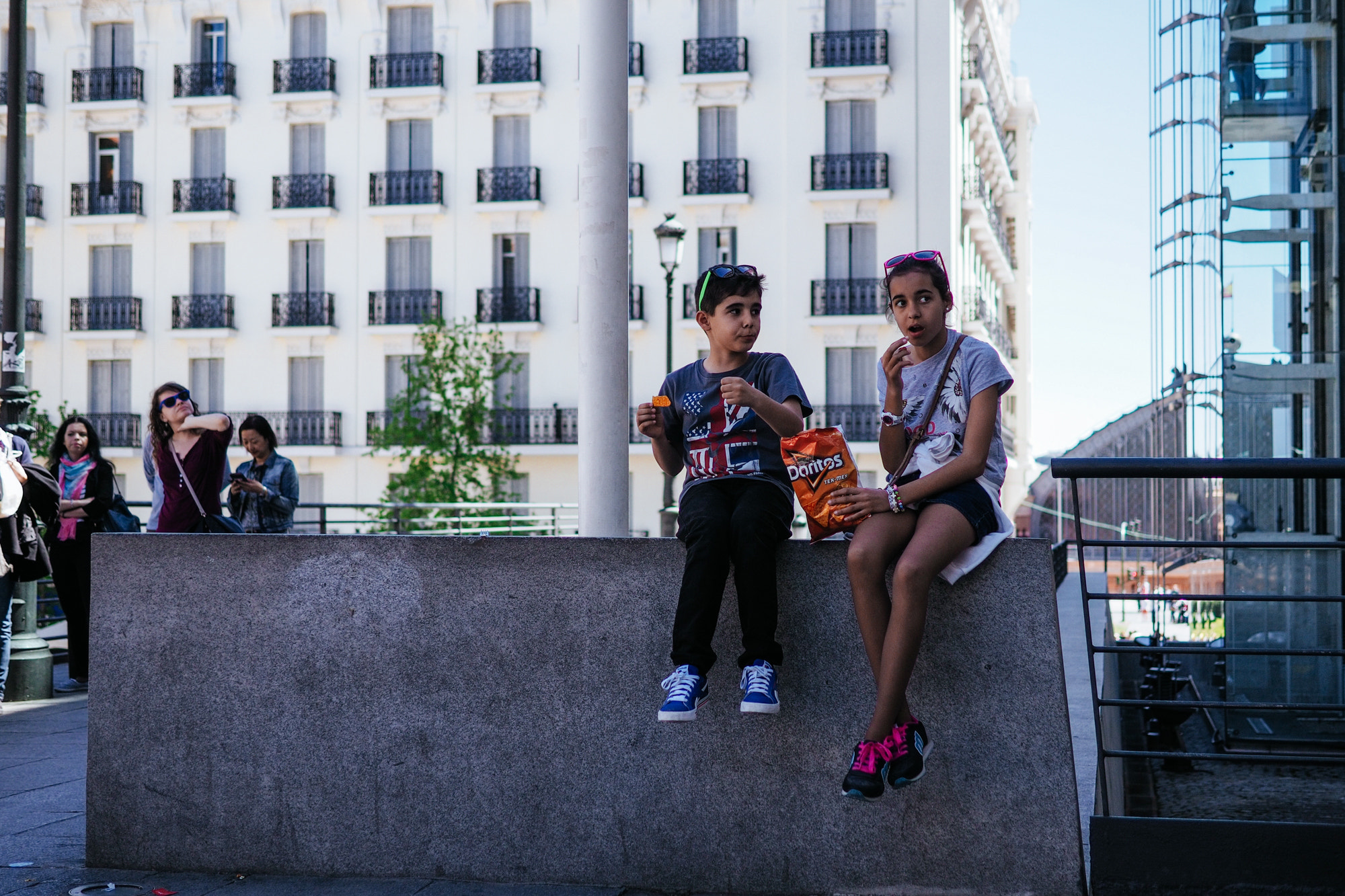 Olympus OM-D E-M10 + Panasonic Leica DG Summilux 25mm F1.4 II ASPH sample photo. Kids in spain photography