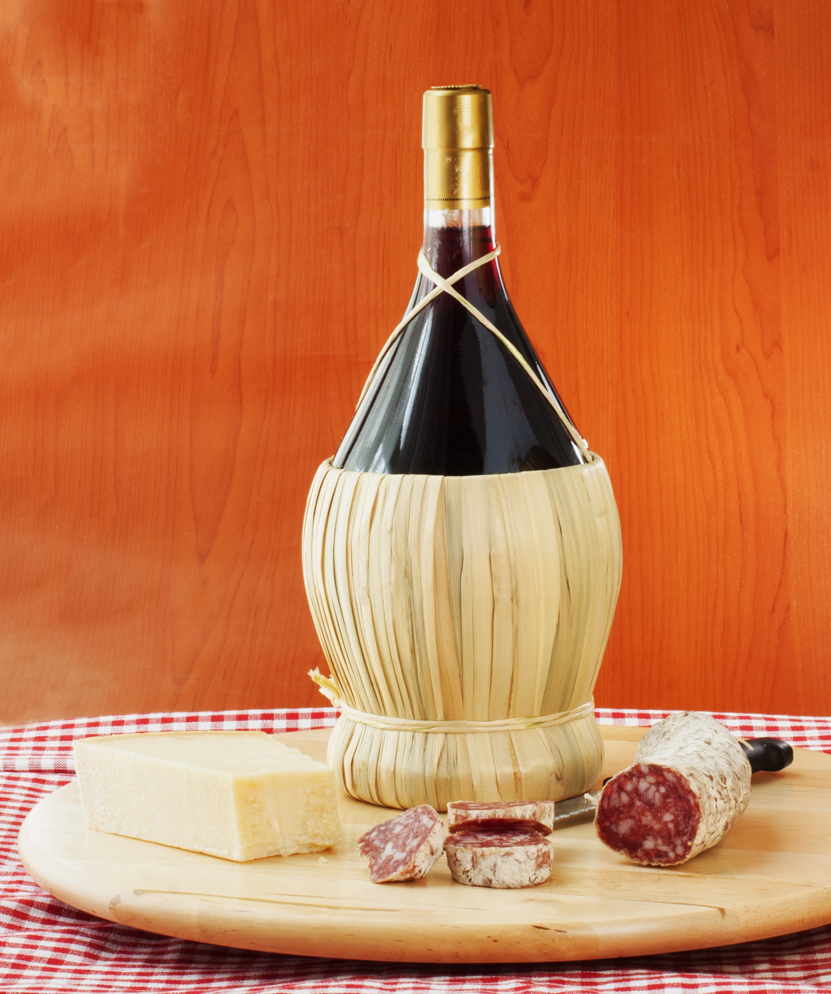 Canon EOS 50D + Canon EF 50mm F2.5 Macro sample photo. Flask of red wine with cheese and sausage photography