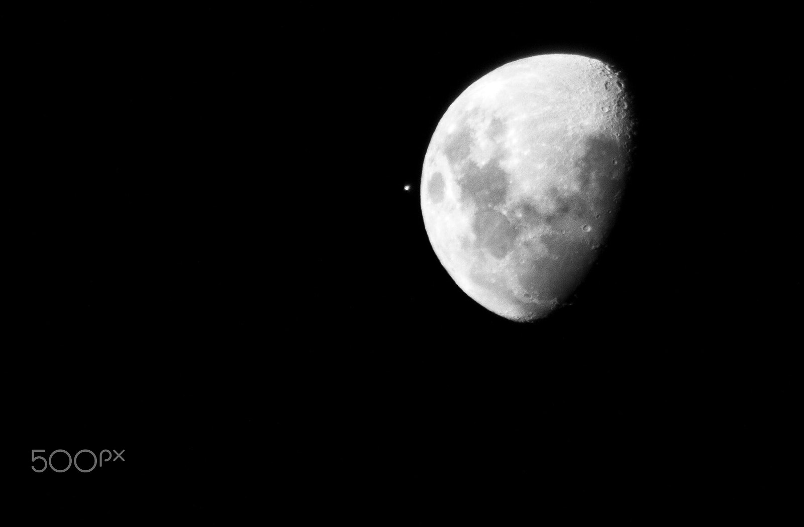 Canon EOS 7D + Canon EF 70-200mm F2.8L IS USM sample photo. Iss passes the moon photography