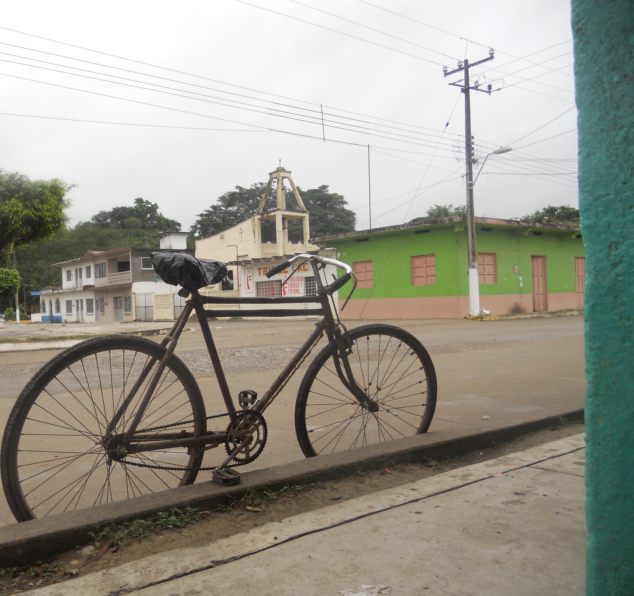Nikon Coolpix S4000 sample photo. Old bike photography