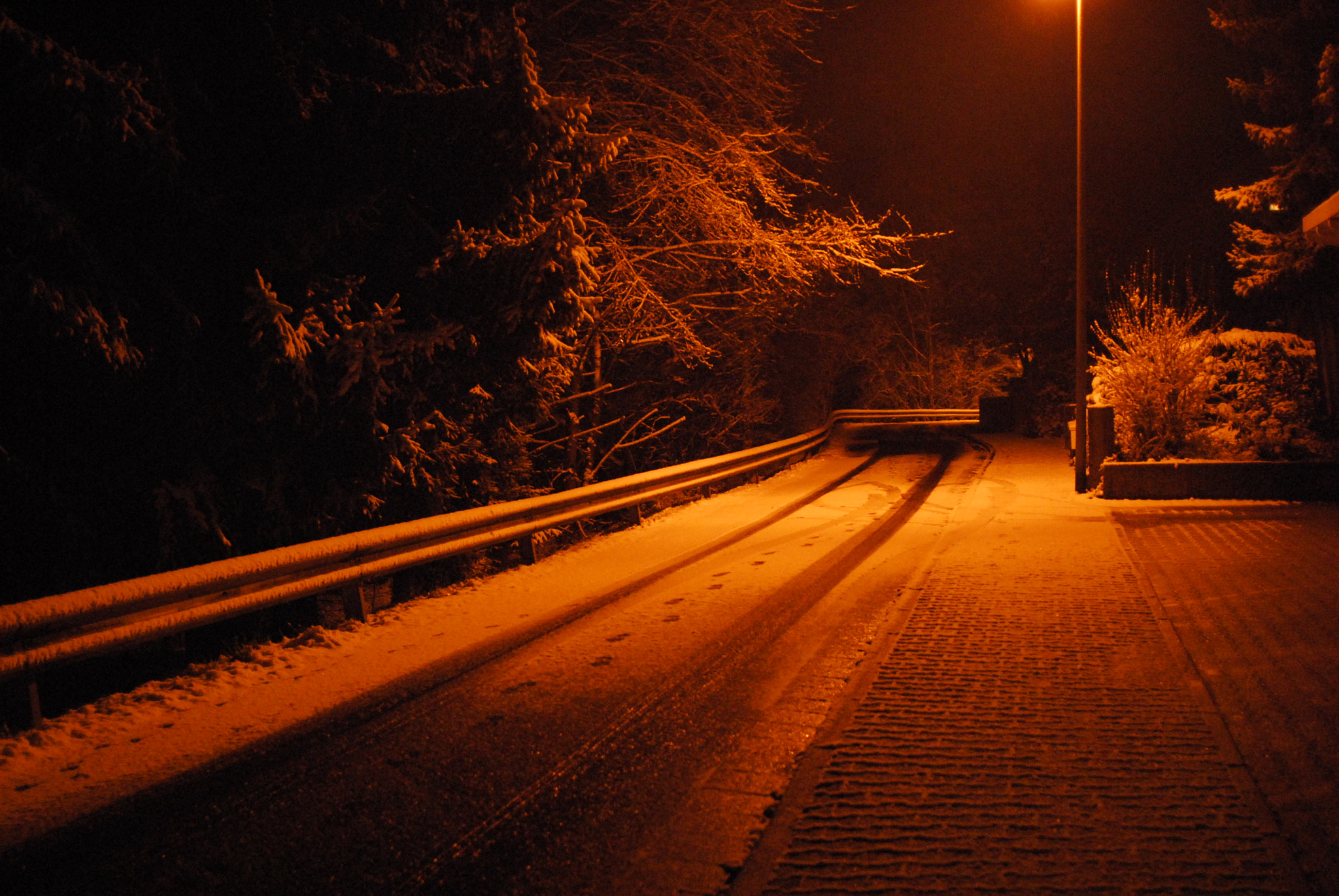 Nikon D200 + Sigma 28mm F1.8 EX DG Aspherical Macro sample photo. Snow street red lights photography