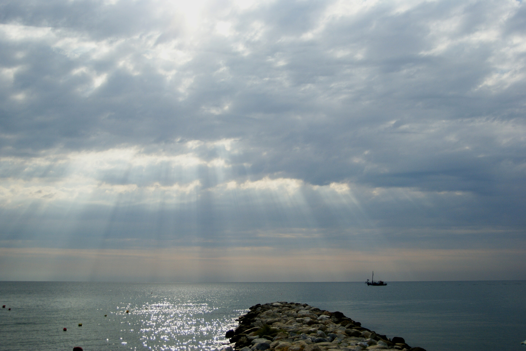Minolta AF 28-80mm F3.5-5.6 (D) sample photo. Rays photography