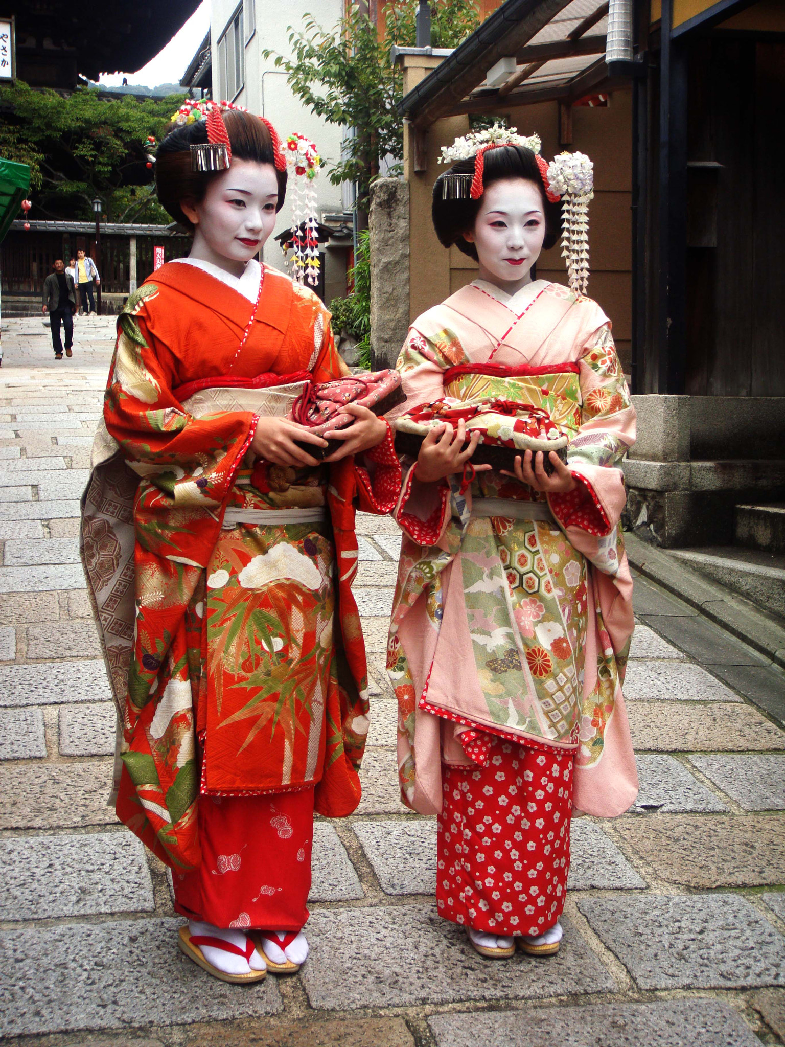 Sony DSC-T700 sample photo. Geishas photography