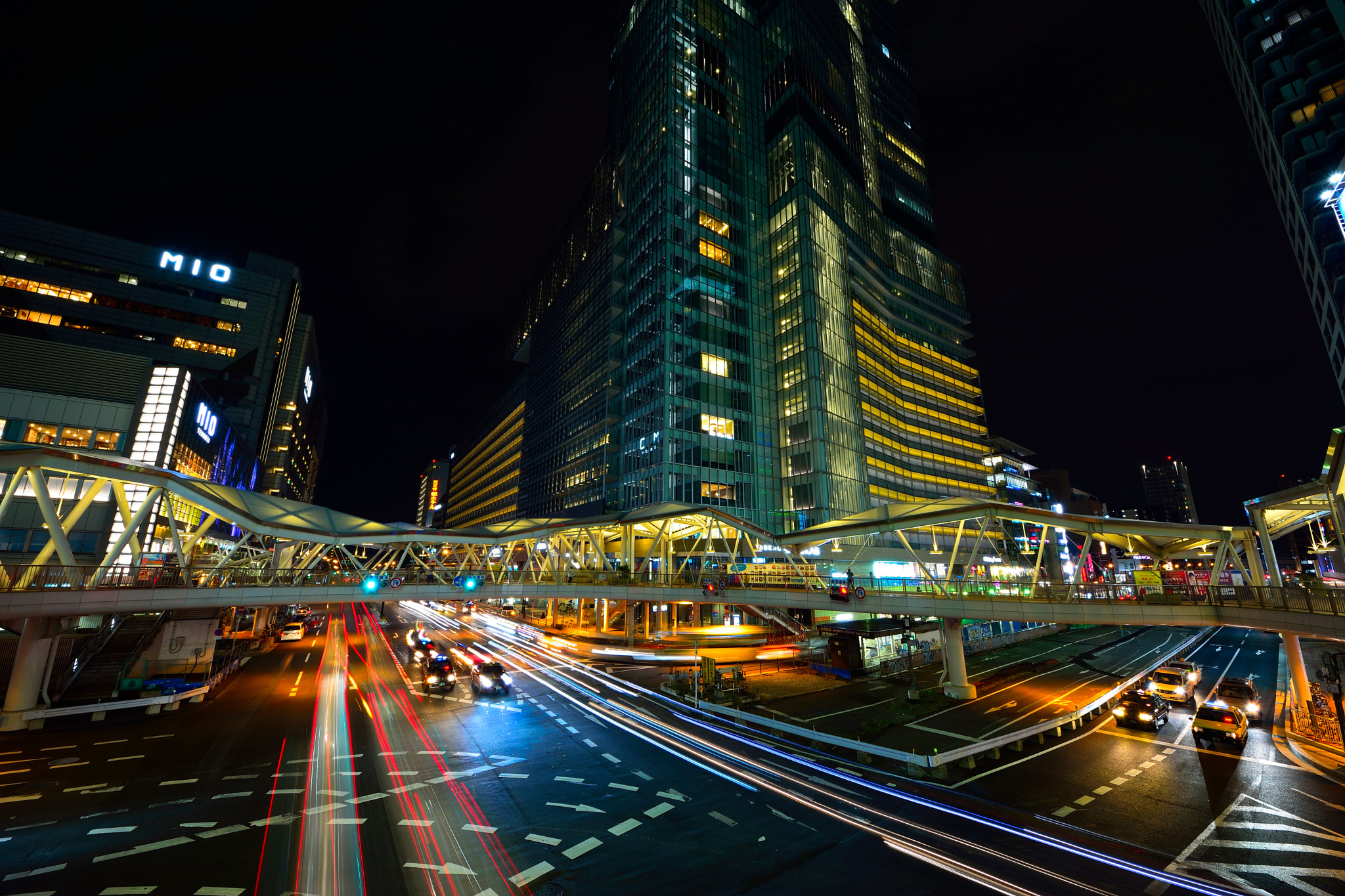 Sigma 8-16mm F4.5-5.6 DC HSM sample photo. Intersection at night photography