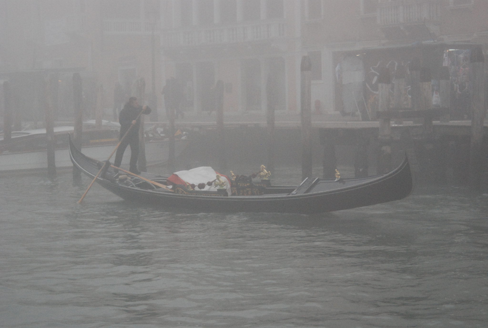 Nikon D80 + AF Zoom-Nikkor 35-80mm f/4-5.6D sample photo. Gondola photography