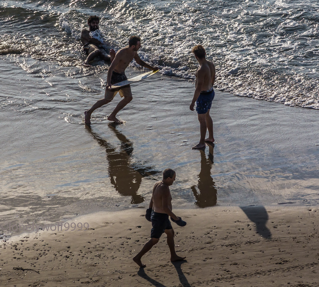 Canon EOS 550D (EOS Rebel T2i / EOS Kiss X4) + Canon EF-S 55-250mm F4-5.6 IS sample photo. Man's games on the beach photography