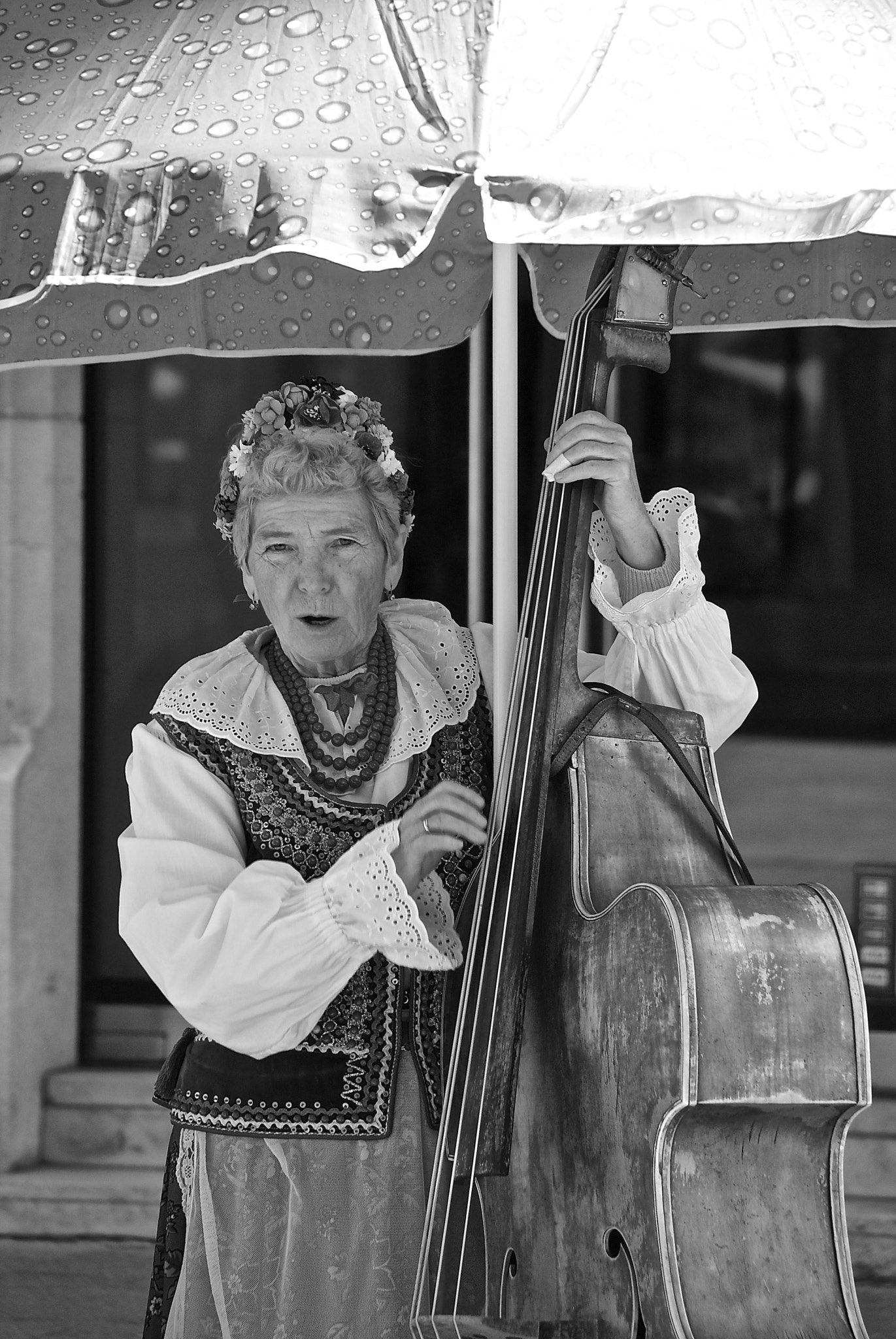 Sony Alpha DSLR-A300 + Sigma 18-200mm F3.5-6.3 DC sample photo. Singing in the street photography