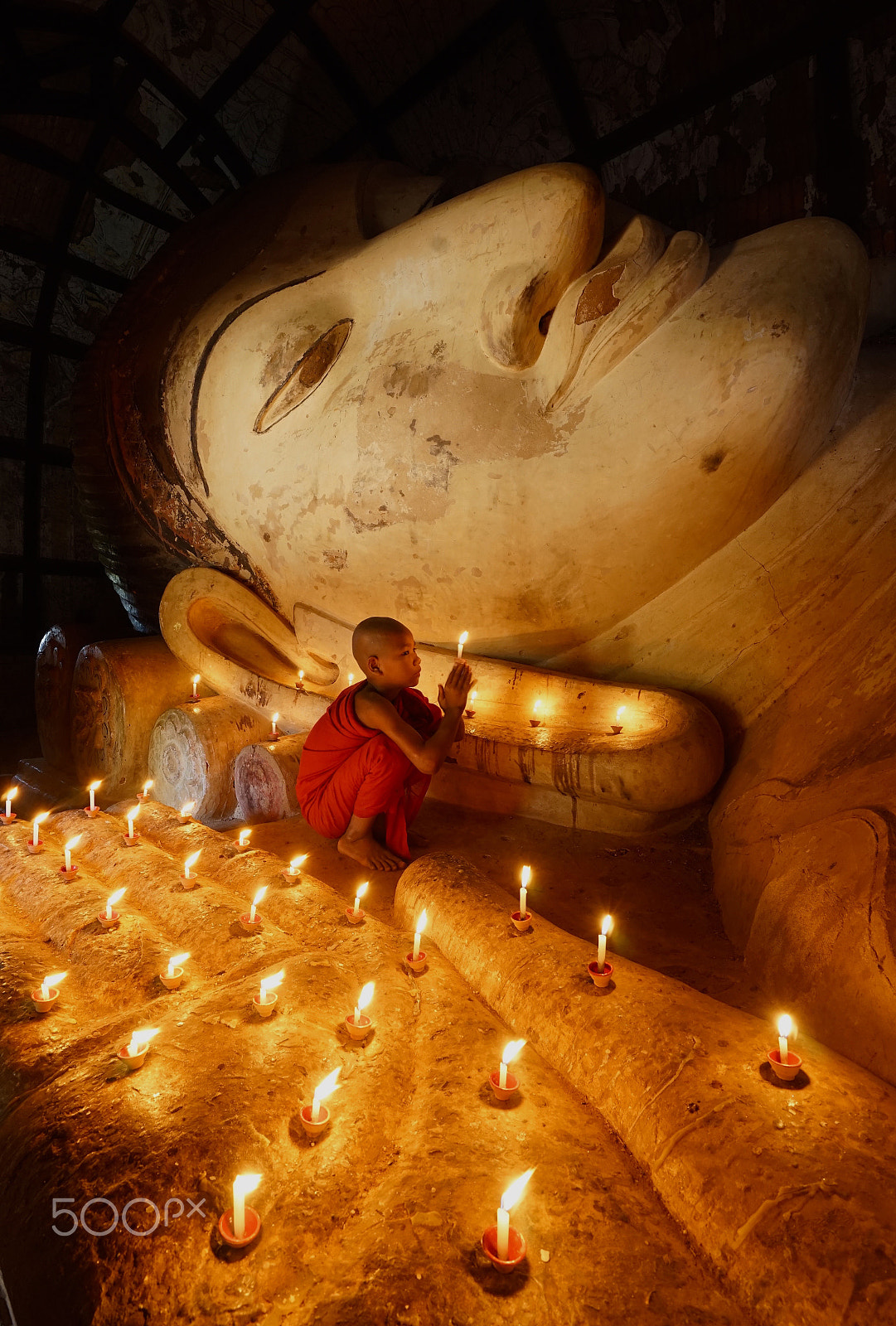 Sony a7 + Sony Vario-Tessar T* FE 16-35mm F4 ZA OSS sample photo. Taking refuge in the buddha photography