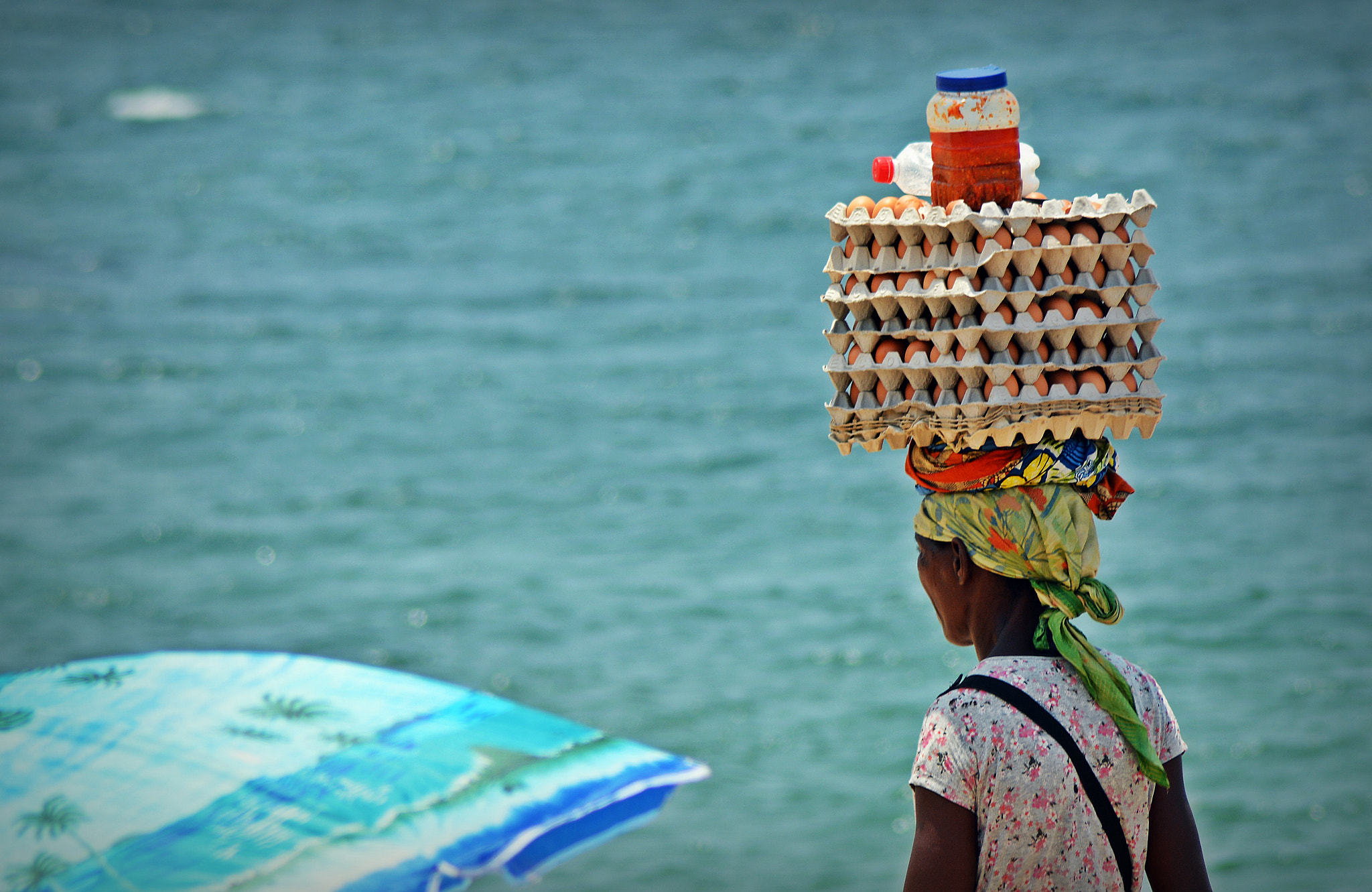 Nikon AF Nikkor 70-300mm F4-5.6G sample photo. Vendedoras de luanda. photography