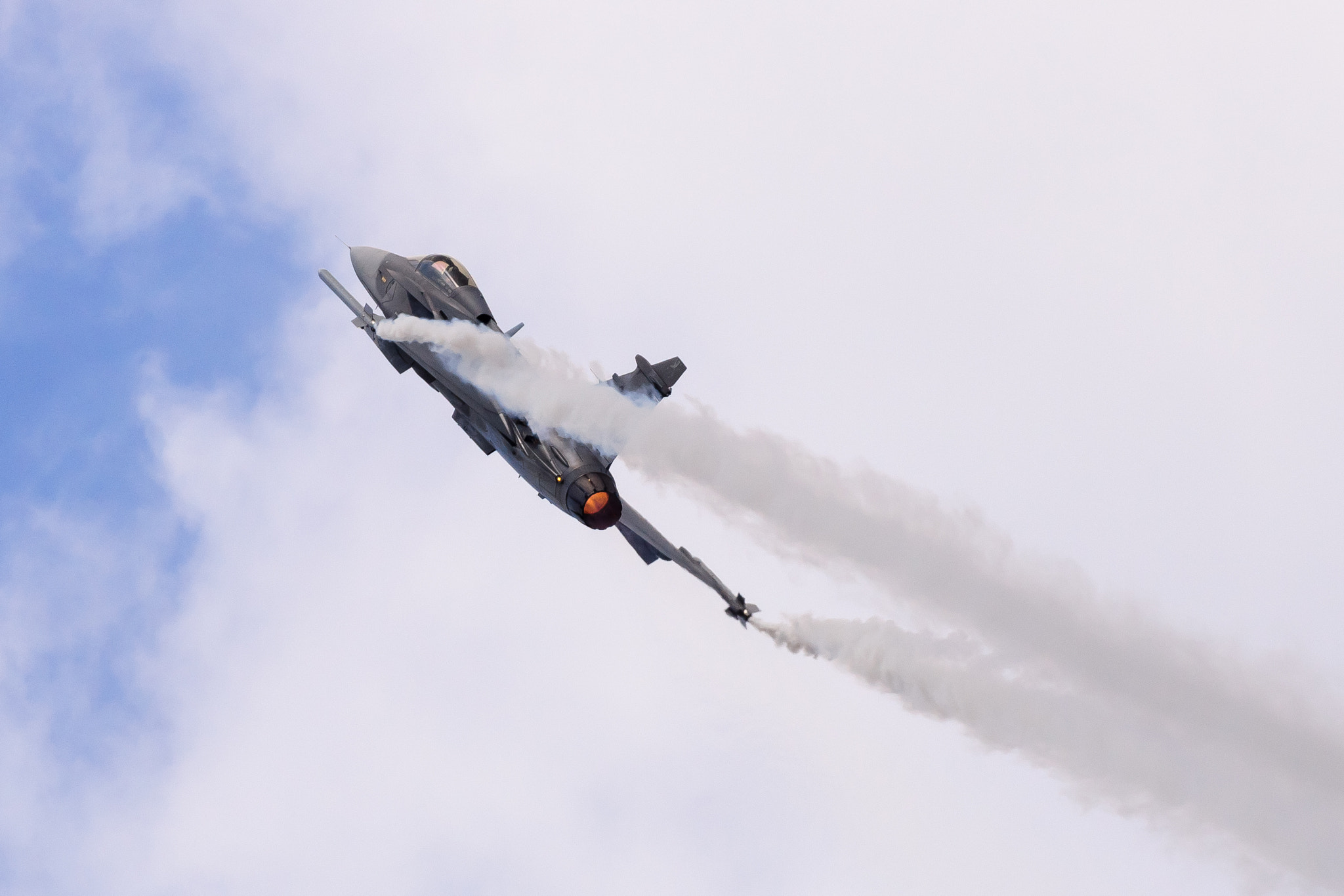 Sony 70-300mm F4.5-5.6 G SSM sample photo. Smoking gripen photography
