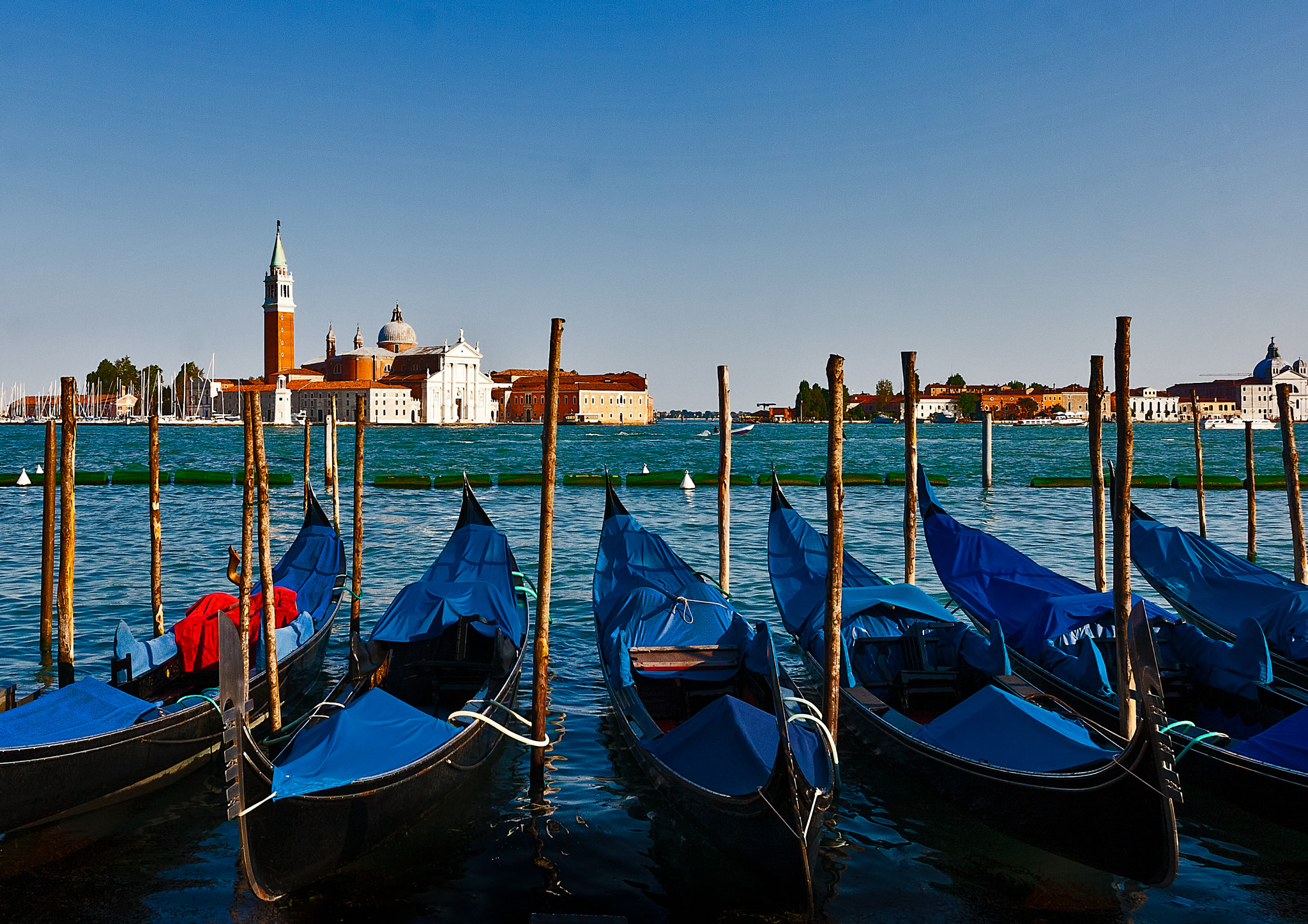 Canon EF 16-35mm F2.8L II USM sample photo. Gondola venice photography