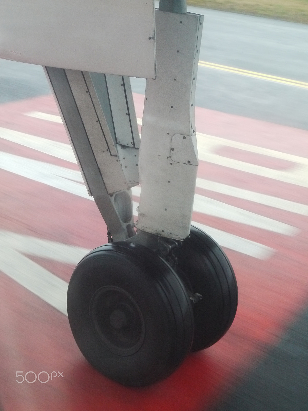 LUMIX G VARIO 14-140mm F4.0-5.8 sample photo. Air-plane tyre wet photography