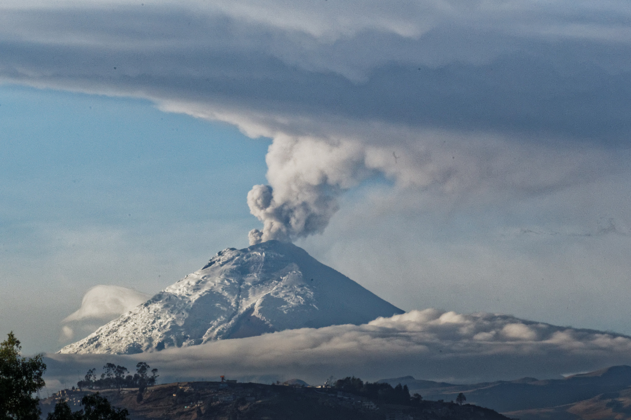 Canon EOS 6D + Canon EF 100-300mm F4.5-5.6 USM sample photo. Cotopaxi erupting august 2015 photography