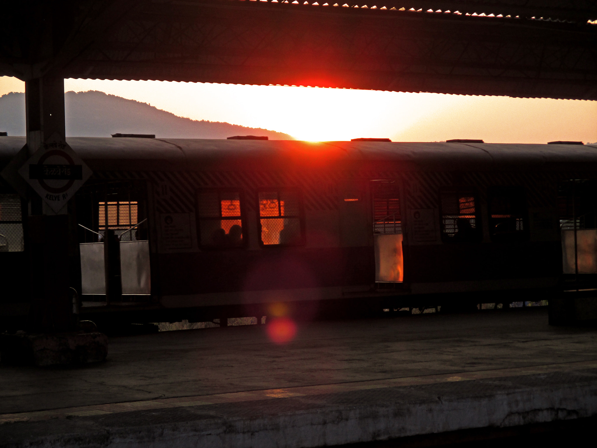 Canon IXUS 135 sample photo. Morning train to mumbai. photography