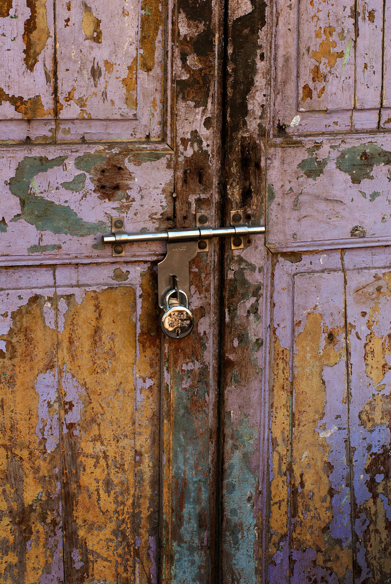 AF Zoom-Nikkor 80-200mm f/2.8 ED sample photo. Old door photography