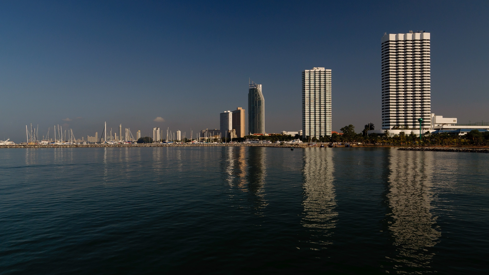 Sigma 18-200mm F3.5-6.3 II DC OS HSM sample photo. Waterscrapers photography