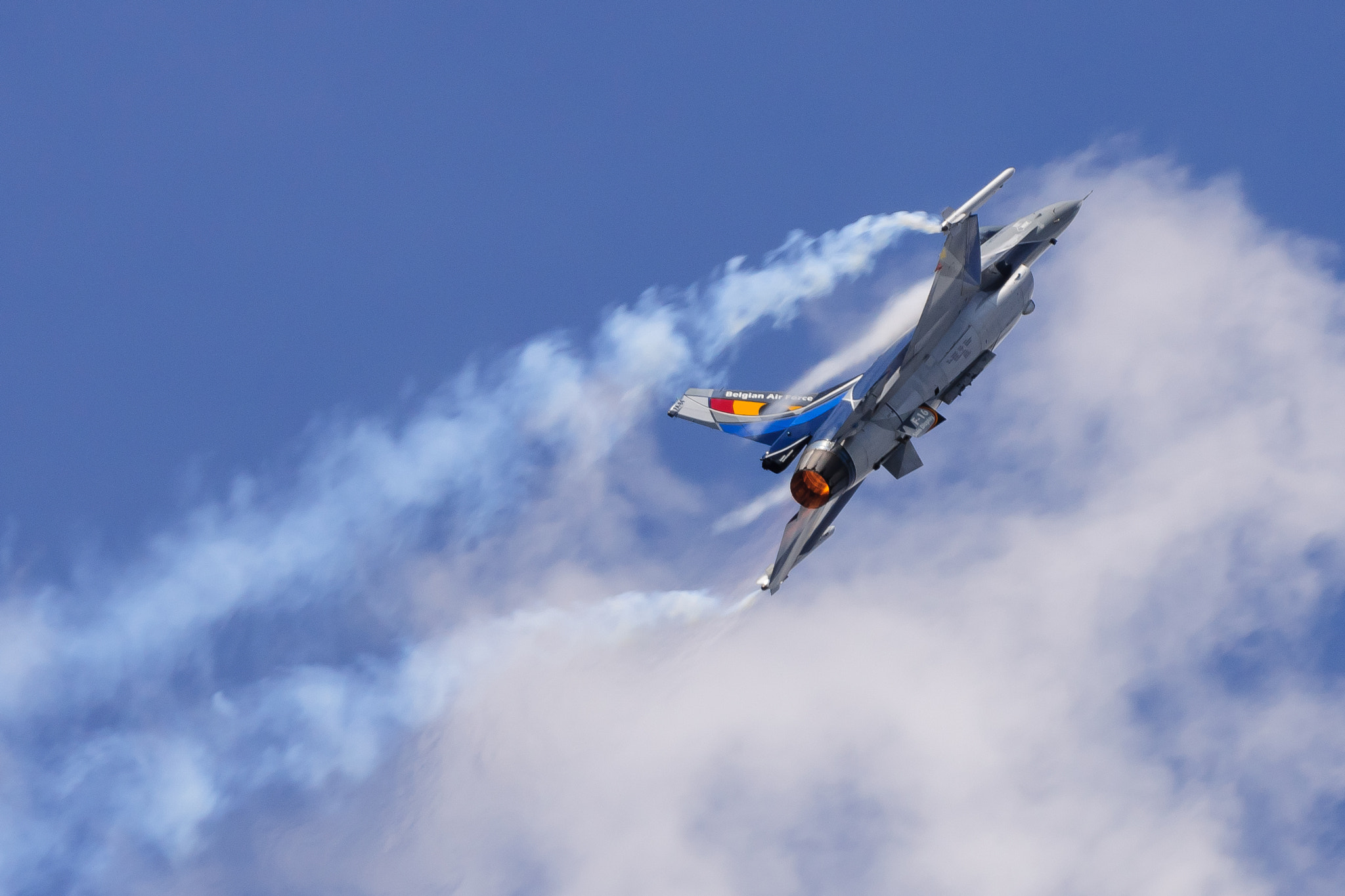 Sony 70-300mm F4.5-5.6 G SSM sample photo. F-16 smoke and reheat photography