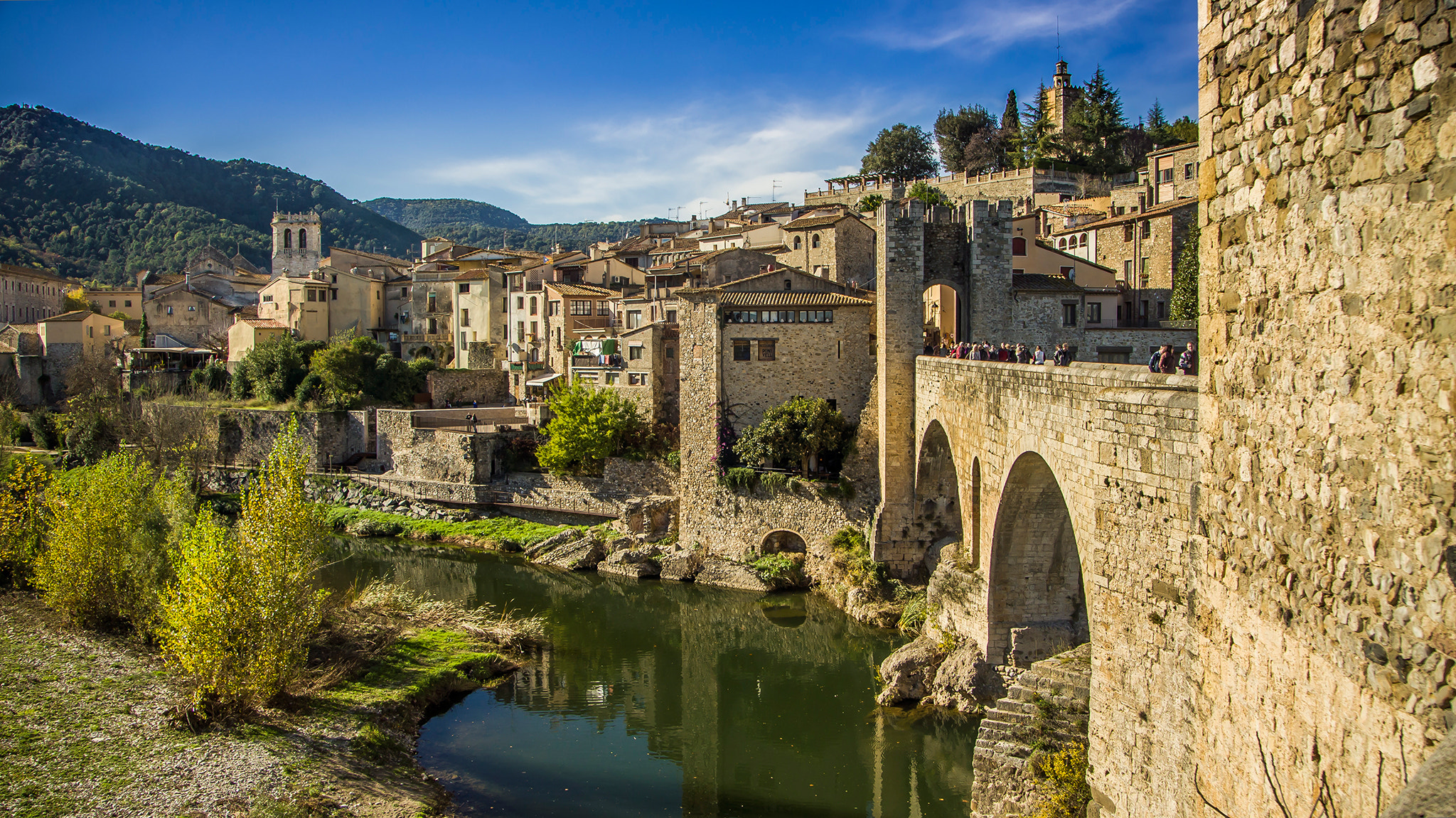 Sony Alpha NEX-5N + Sony E 18-200mm F3.5-6.3 OSS sample photo. Besalu / spain photography