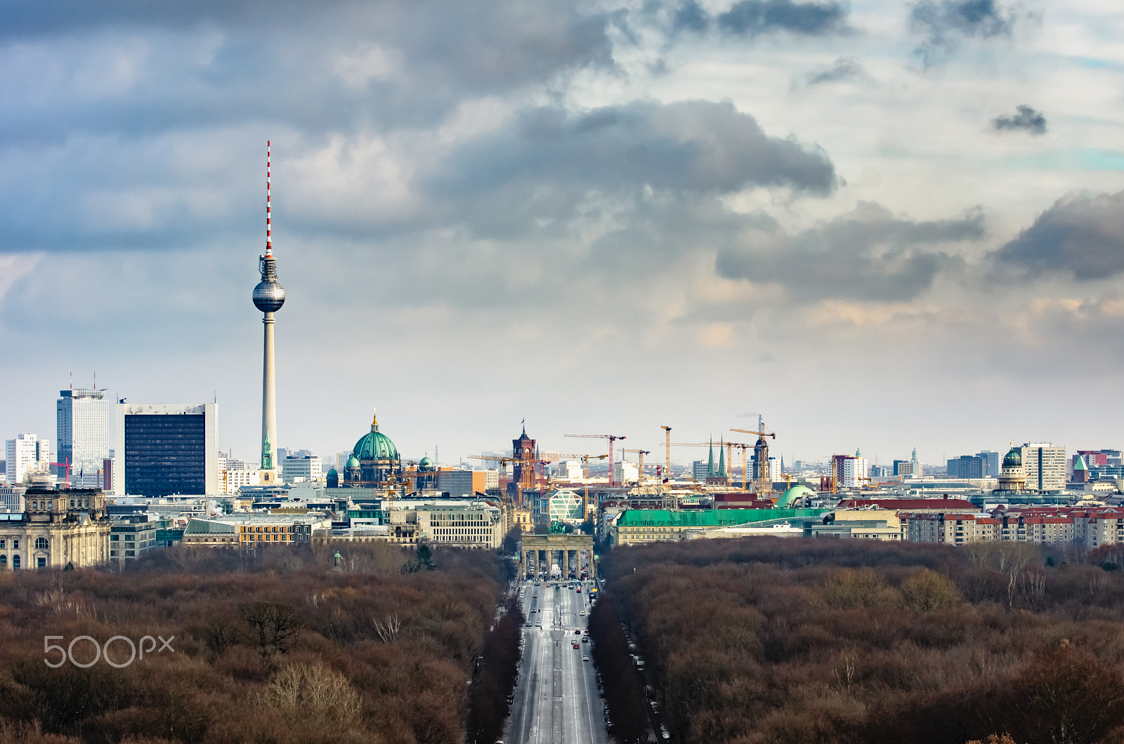 Sony SLT-A77 + Tamron SP AF 70-200mm F2.8 Di LD (IF) MACRO sample photo. Berlin winter skyline photography