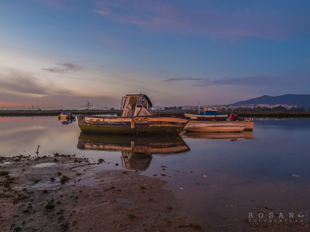 Olympus Zuiko Digital 14-45mm F3.5-5.6 sample photo. Barcas al amanecer photography