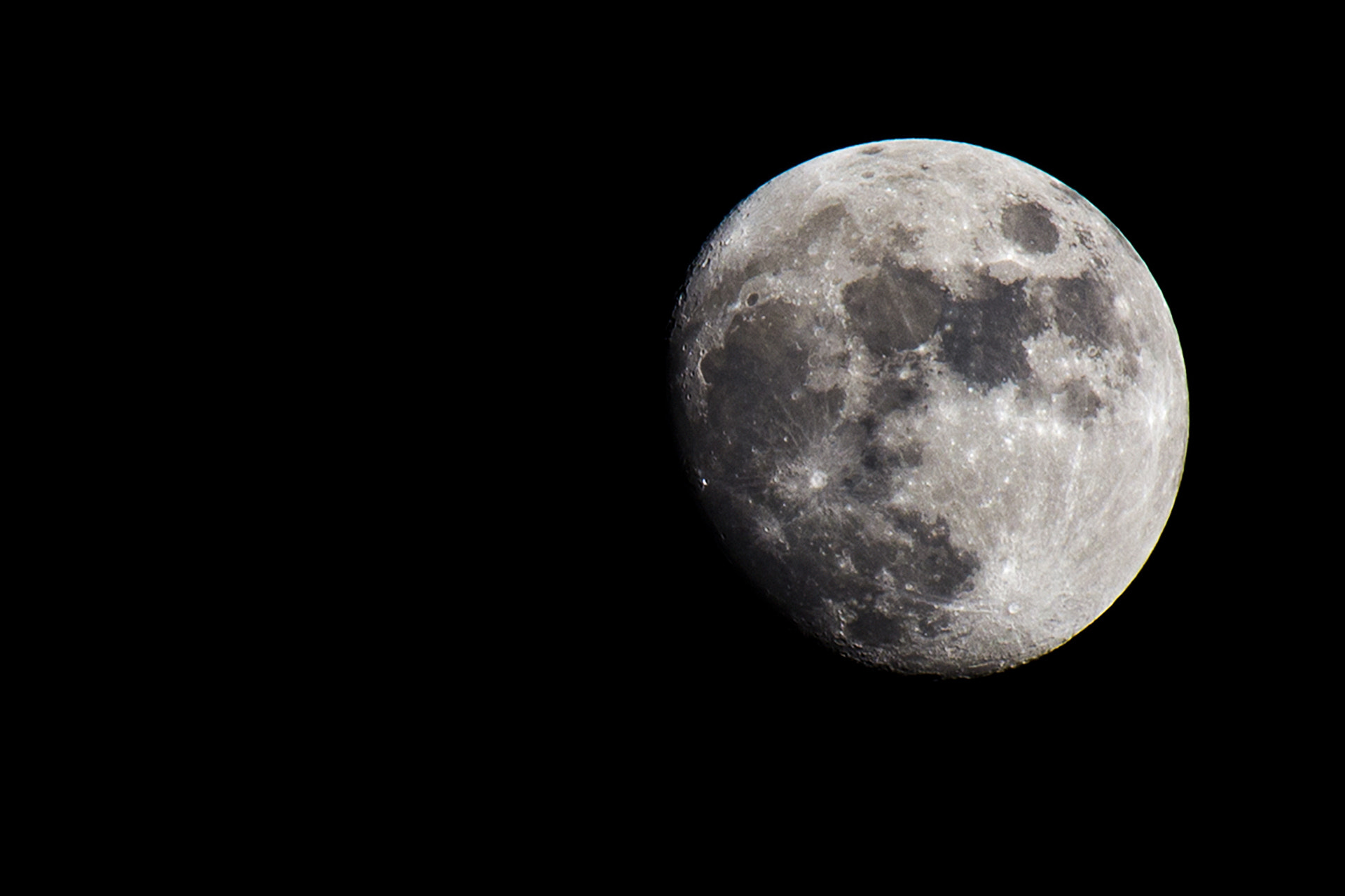 Canon EOS 550D (EOS Rebel T2i / EOS Kiss X4) + Sigma 70-300mm F4-5.6 APO DG Macro sample photo. Man in the moon photography