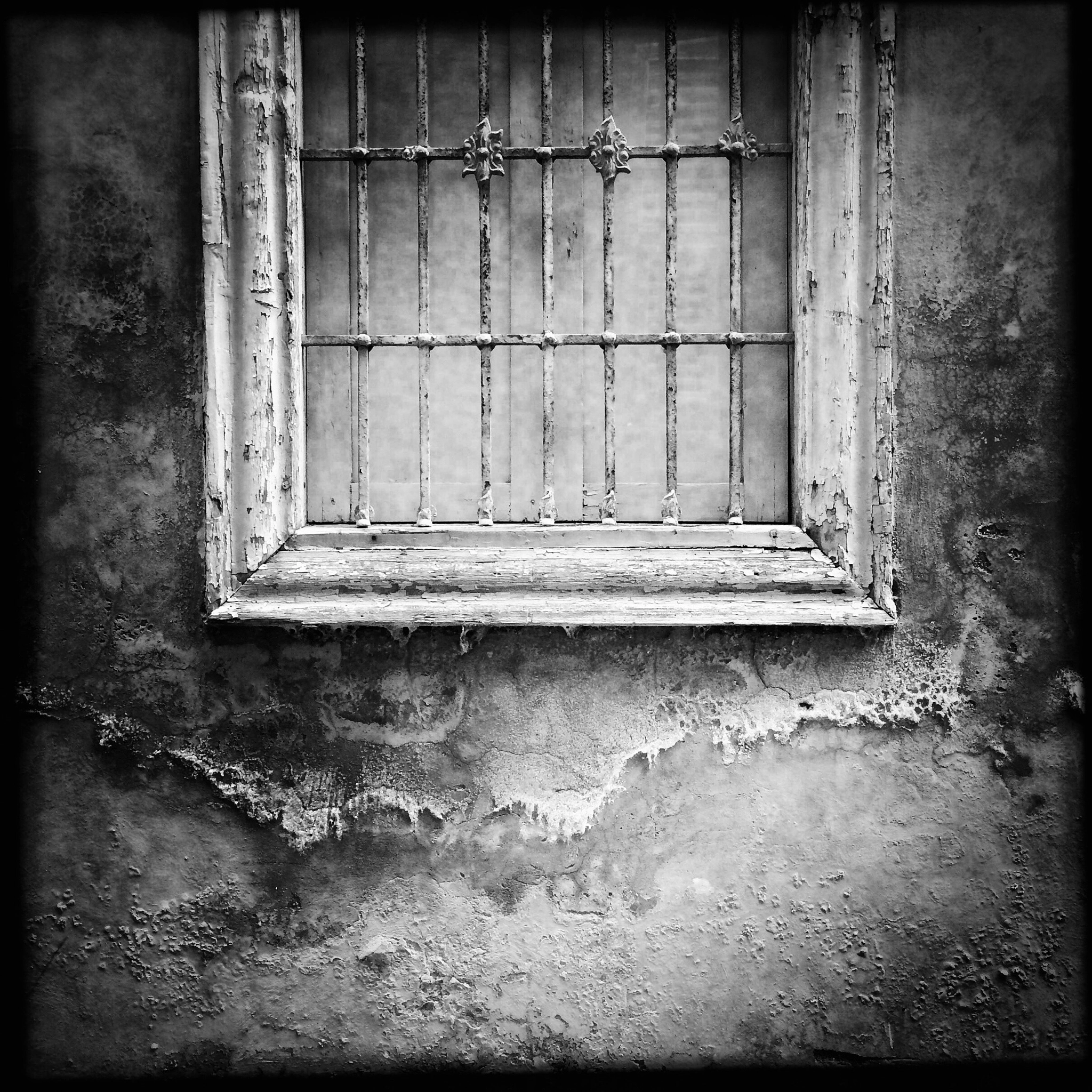 Hipstamatic 305 sample photo. Old window photography