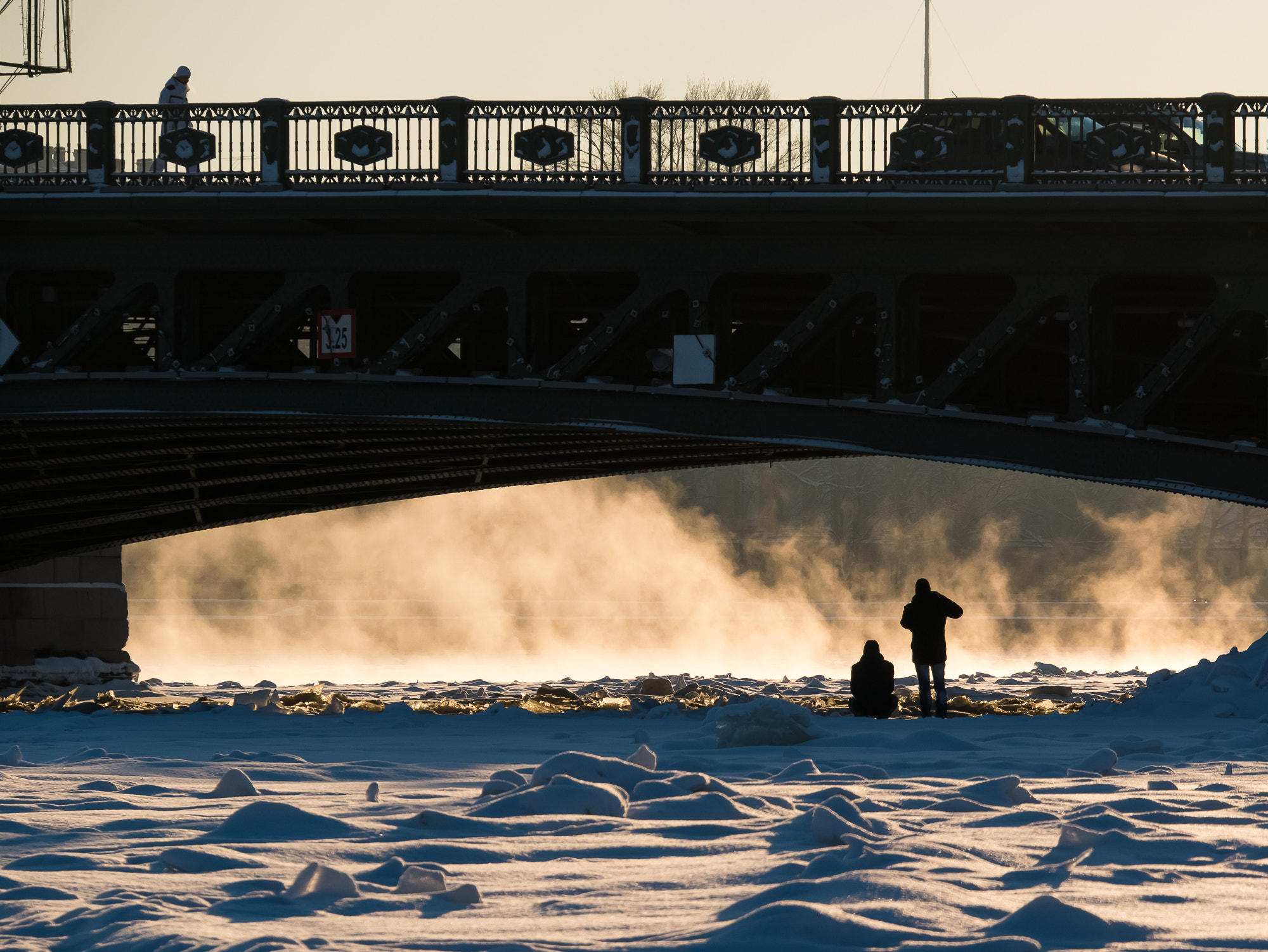 Panasonic Lumix DMC-GX7 + Panasonic Lumix G X Vario 35-100mm F2.8 OIS sample photo. At neva river photography