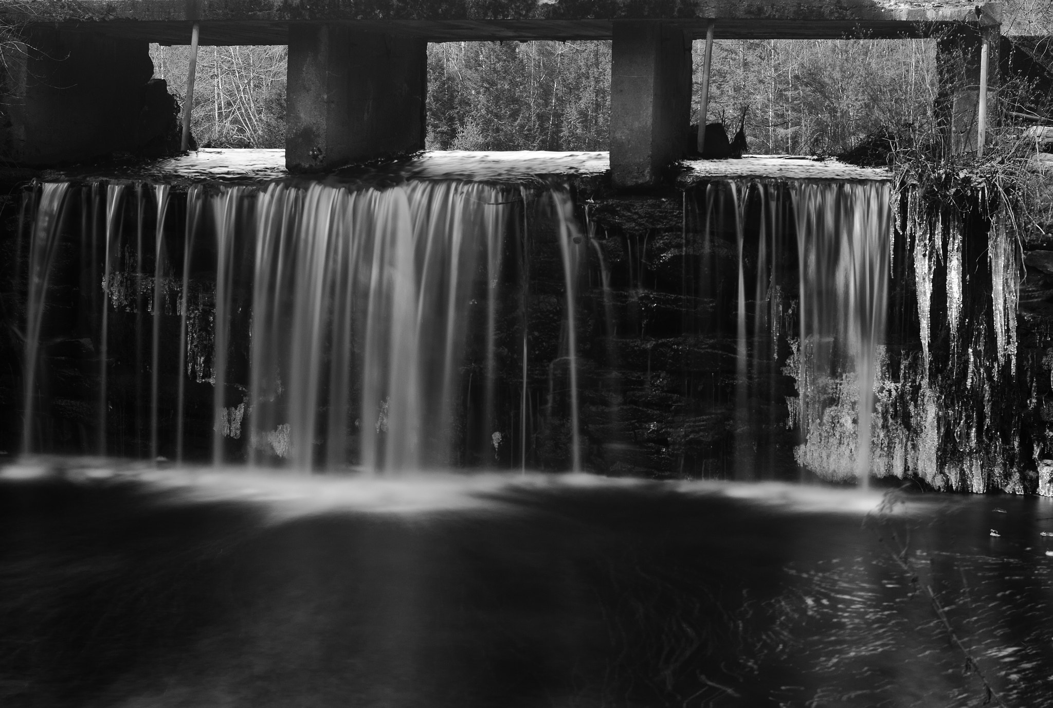 Canon EOS 550D (EOS Rebel T2i / EOS Kiss X4) + Canon EF 35mm F2 sample photo. Spilling over on a winter day photography